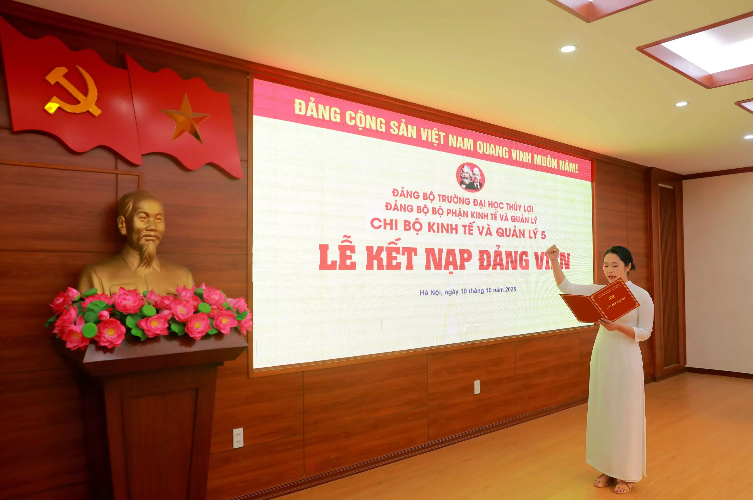 Chi bộ Kinh tế và Quản lý 5 tổ chức Lễ kết nạp Đảng viên mới