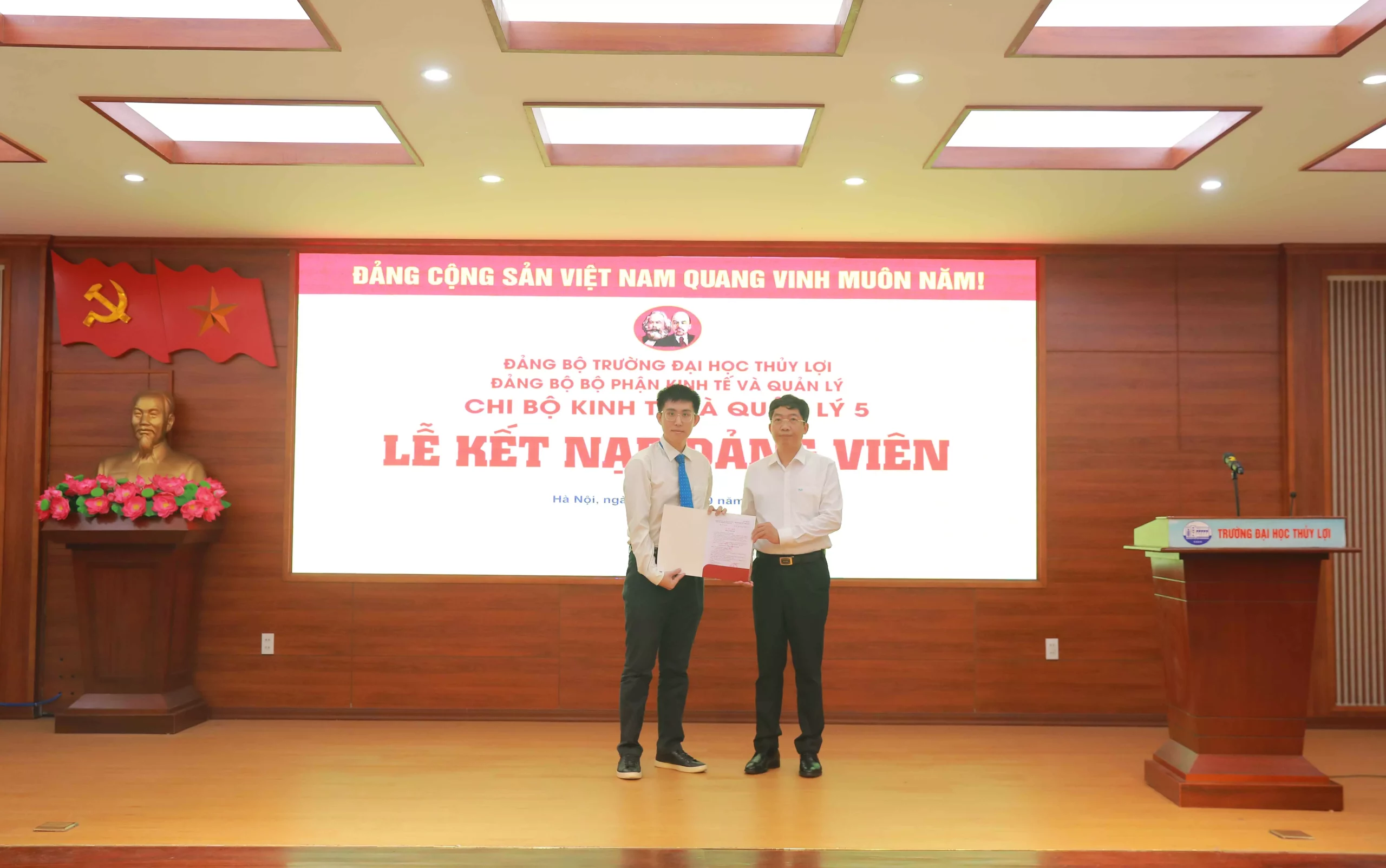 Chi bộ Kinh tế và Quản lý 5 tổ chức Lễ kết nạp Đảng viên mới