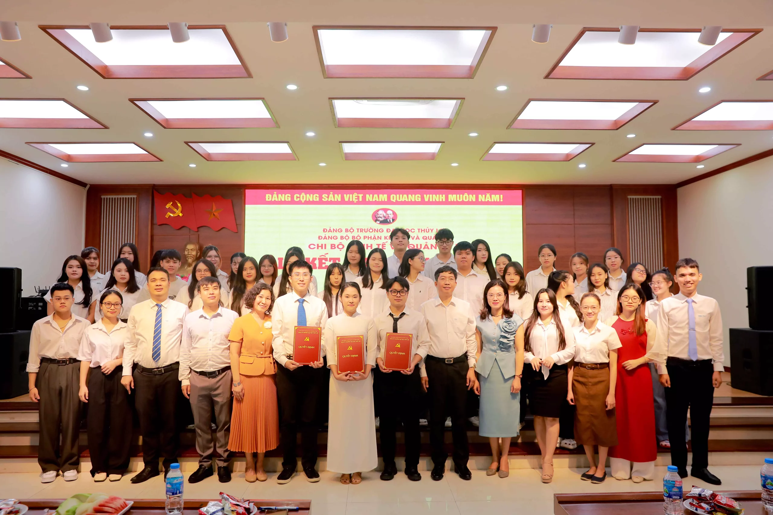 Chi bộ Kinh tế và Quản lý 5 tổ chức Lễ kết nạp Đảng viên mới