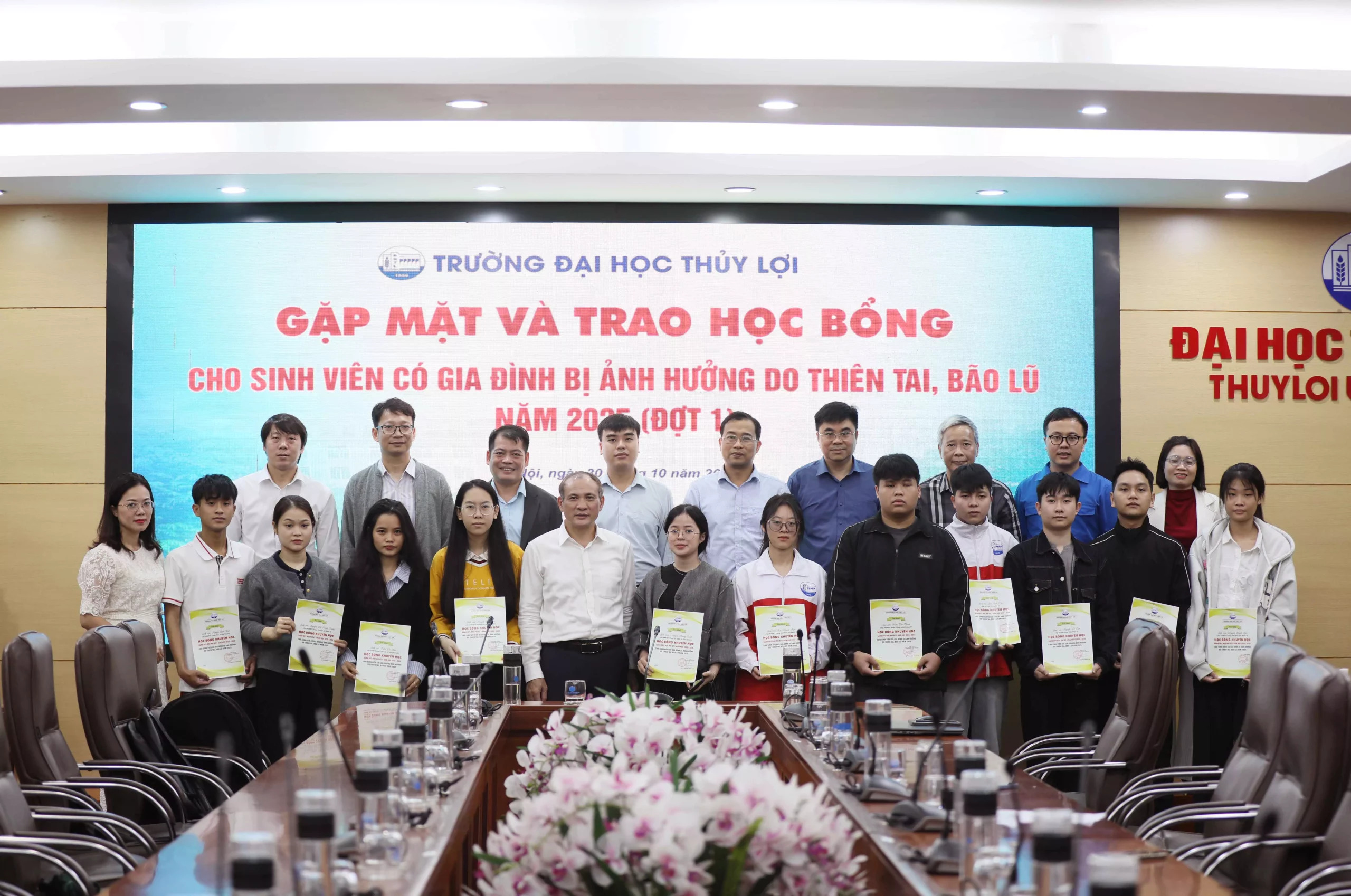 Gặp mặt và trao học bổng hỗ trợ cho sinh viên có gia đình bị ảnh hưởng do thiên tai, bão lũ năm 2025 (đợt 1)
