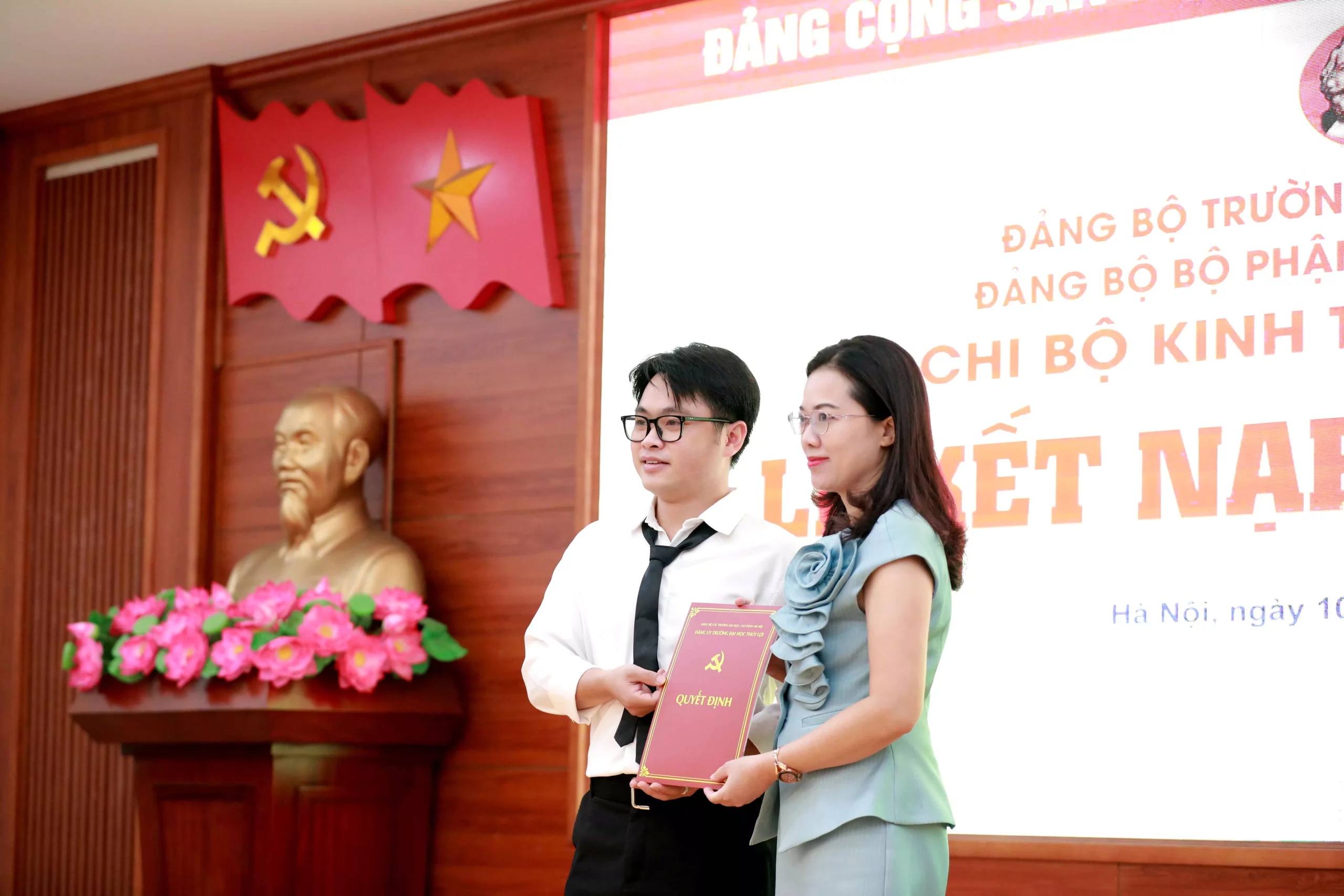 Chi bộ Kinh tế và Quản lý 5 tổ chức Lễ kết nạp Đảng viên mới