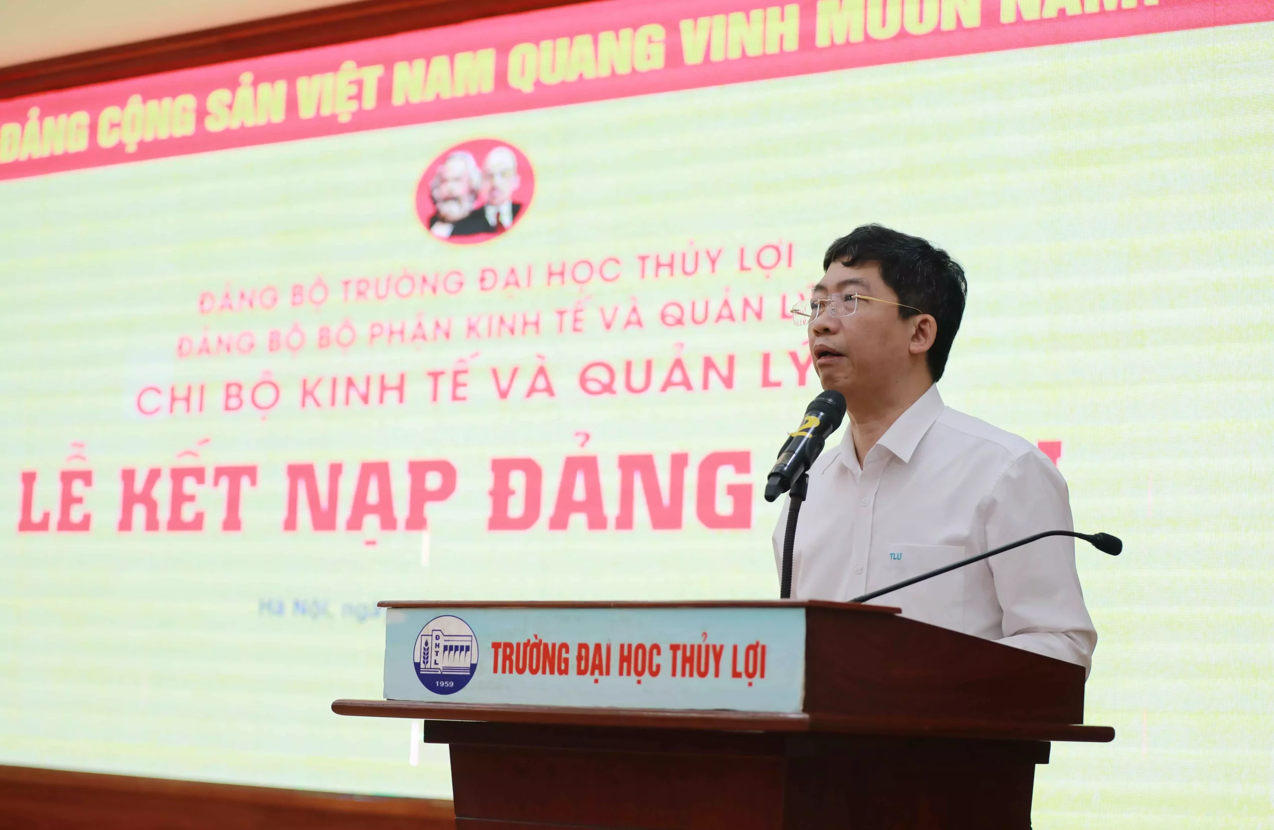 Chi bộ Kinh tế và Quản lý 5 tổ chức Lễ kết nạp Đảng viên mới