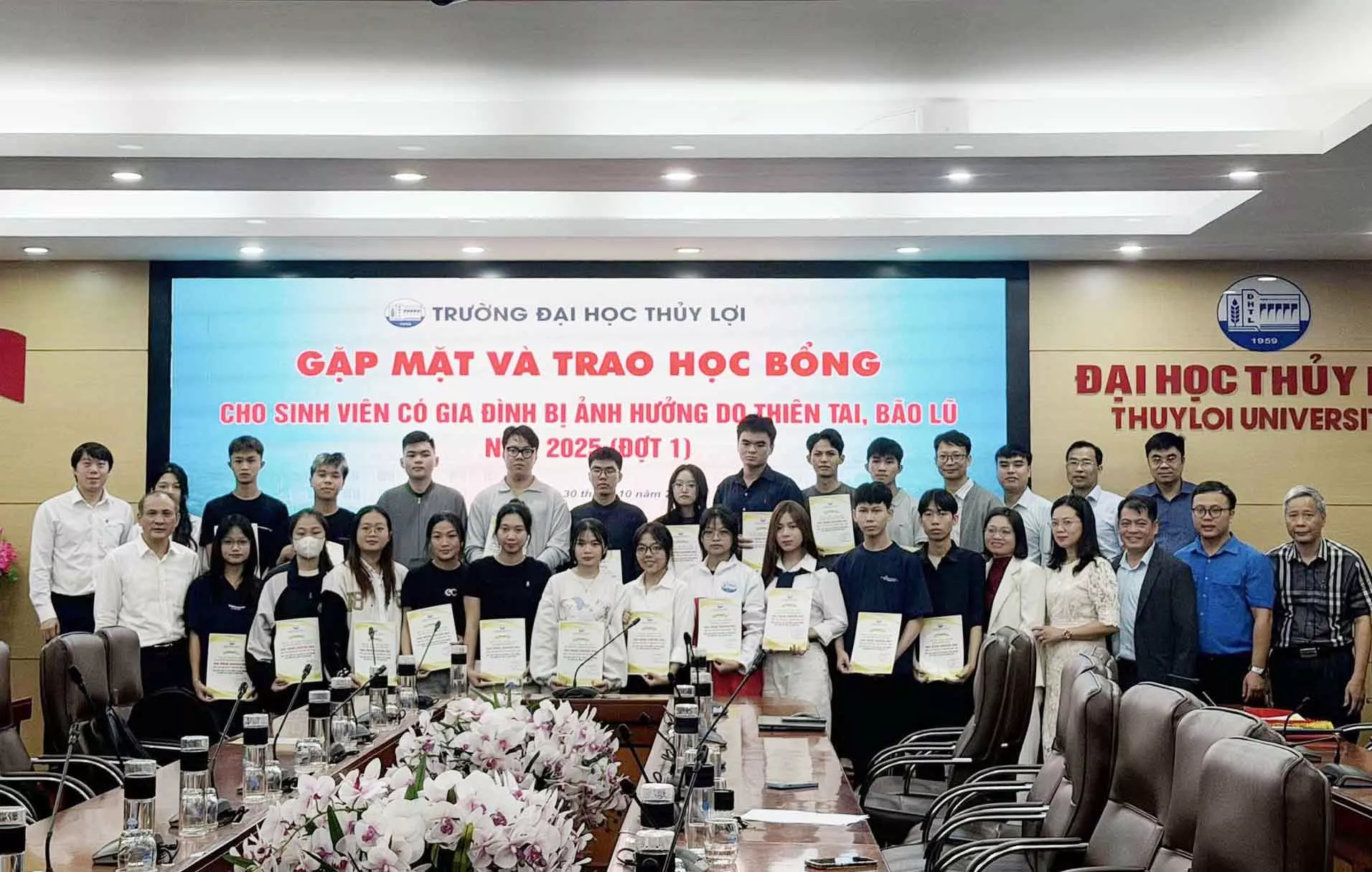 Gặp mặt và trao học bổng hỗ trợ cho sinh viên có gia đình bị ảnh hưởng do thiên tai, bão lũ năm 2025 (đợt 1)