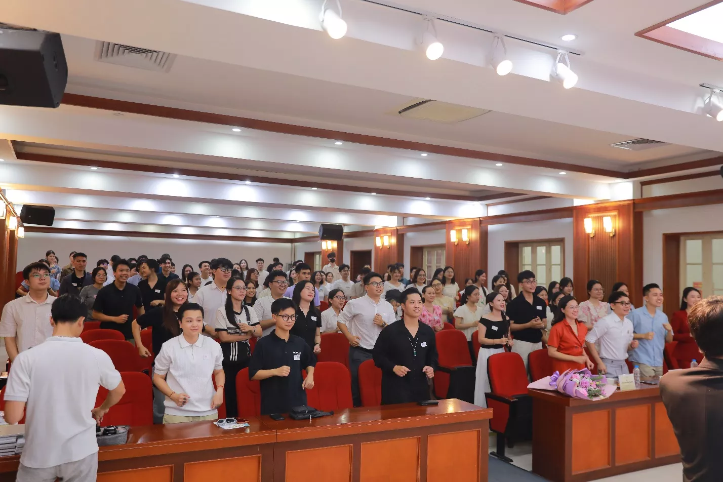 Sinh viên Thủy lợi học “tự tin trước ống kính – sáng tạo content triệu view”