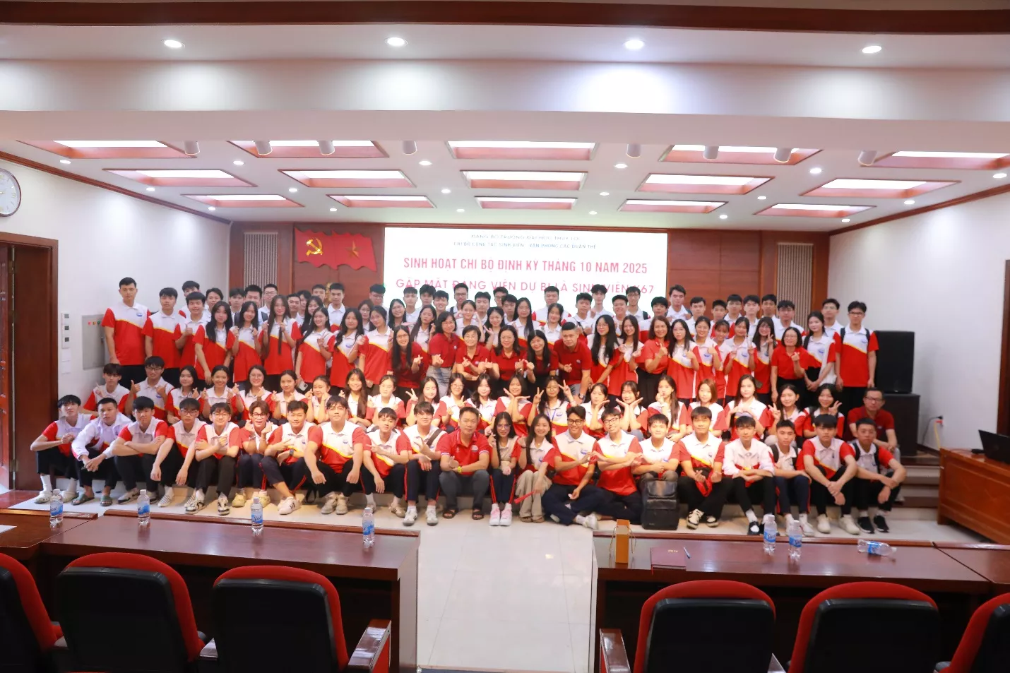 Phát huy tinh thần tiên phong của Đảng viên trẻ trong buổi sinh hoạt Chi bộ tháng 10/2025