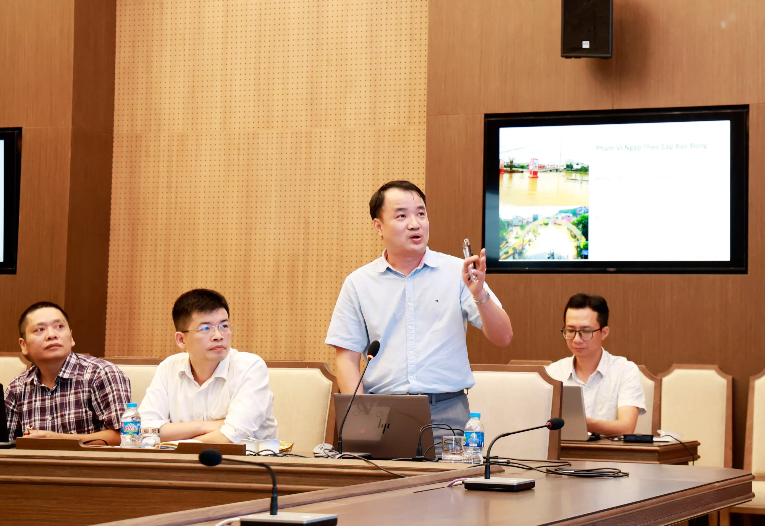 Trường Đại học Thủy lợi đồng hành cùng địa phương giải quyết tình trạng ngập úng ven sông Hồng