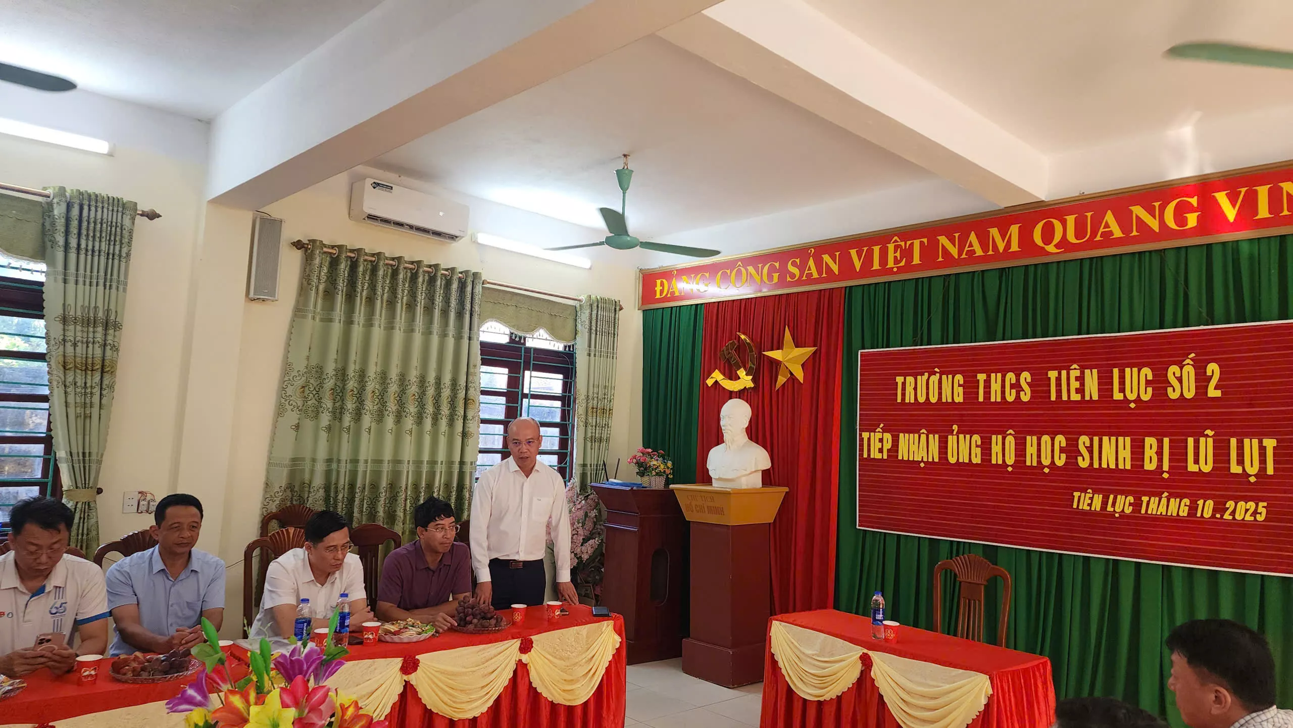 Trường Đại học Thủy lợi thăm và hỗ trợ Trường THCS Tiên Lục 2 (Bắc Ninh) khắc phục hậu quả mưa lũ