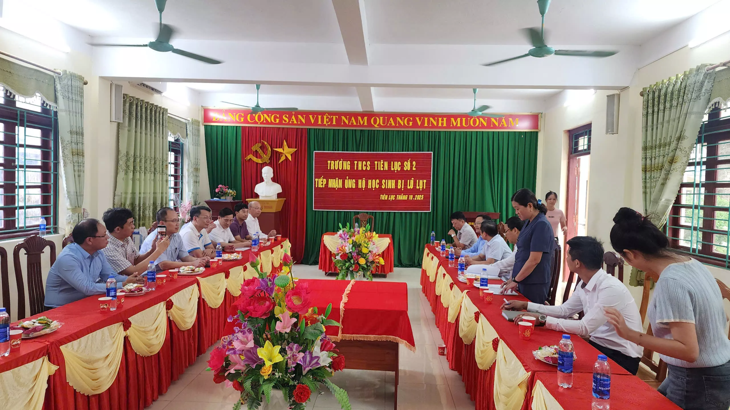 Trường Đại học Thủy lợi thăm và hỗ trợ Trường THCS Tiên Lục 2 (Bắc Ninh) khắc phục hậu quả mưa lũ