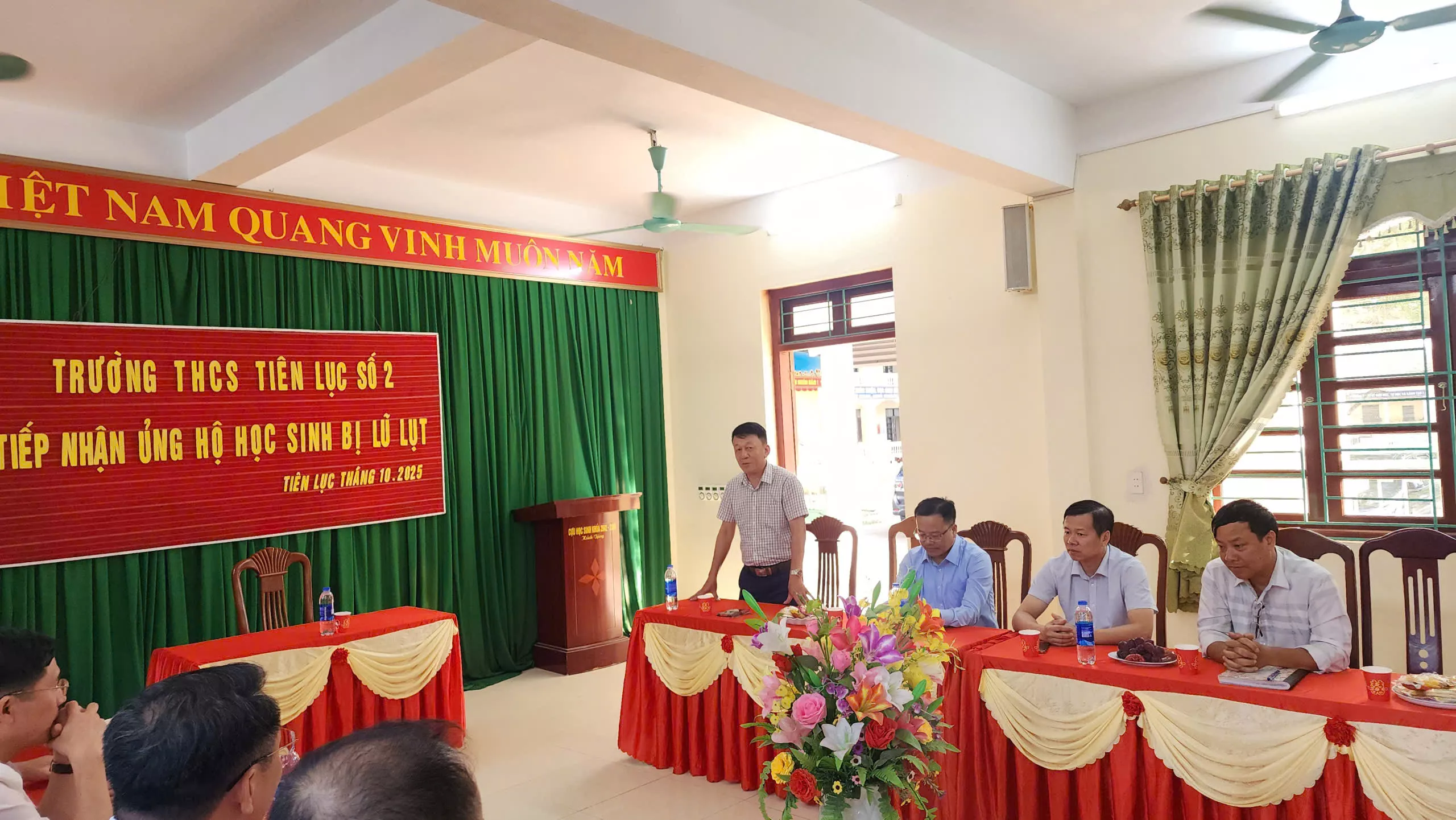 Trường Đại học Thủy lợi thăm và hỗ trợ Trường THCS Tiên Lục 2 (Bắc Ninh) khắc phục hậu quả mưa lũ