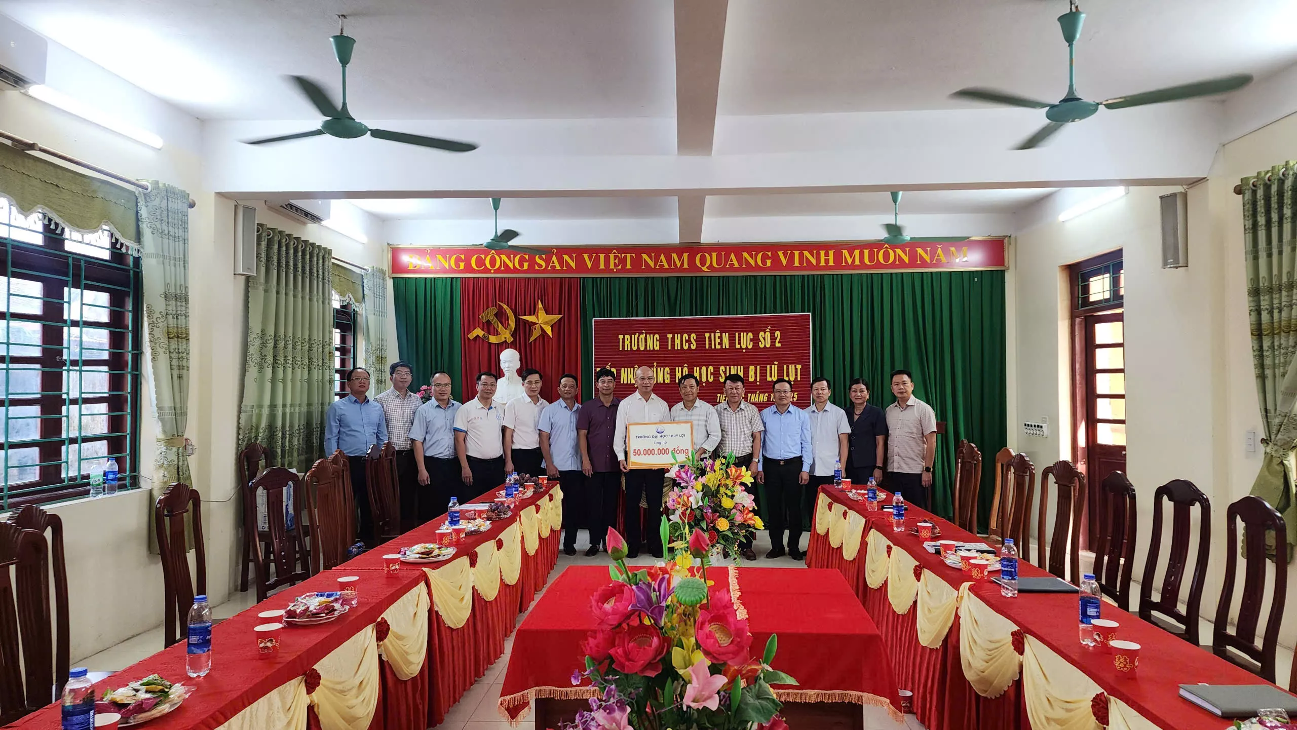 Trường Đại học Thủy lợi thăm và hỗ trợ Trường THCS Tiên Lục 2 (Bắc Ninh) khắc phục hậu quả mưa lũ