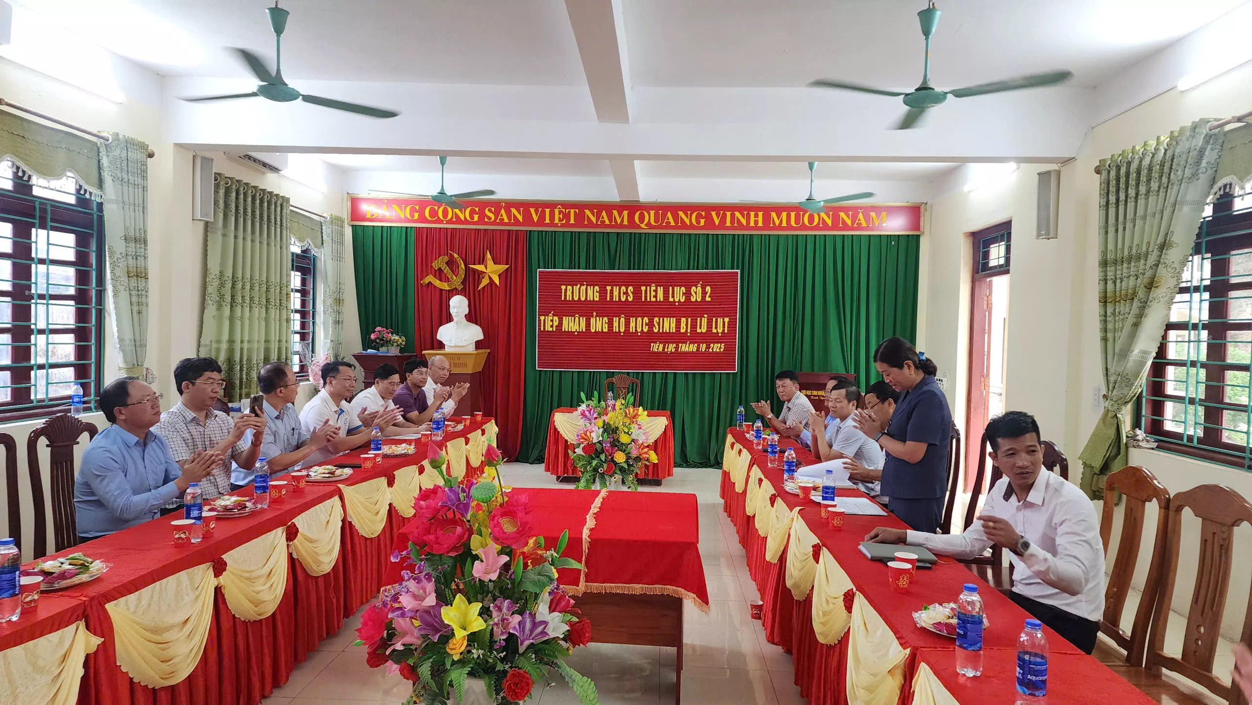 Lãnh đạo Nhà trường thăm hỏi, tặng quà cho Trường THCS Tiên Lục 2, xã Tiên Lục, tỉnh Bắc Ninh