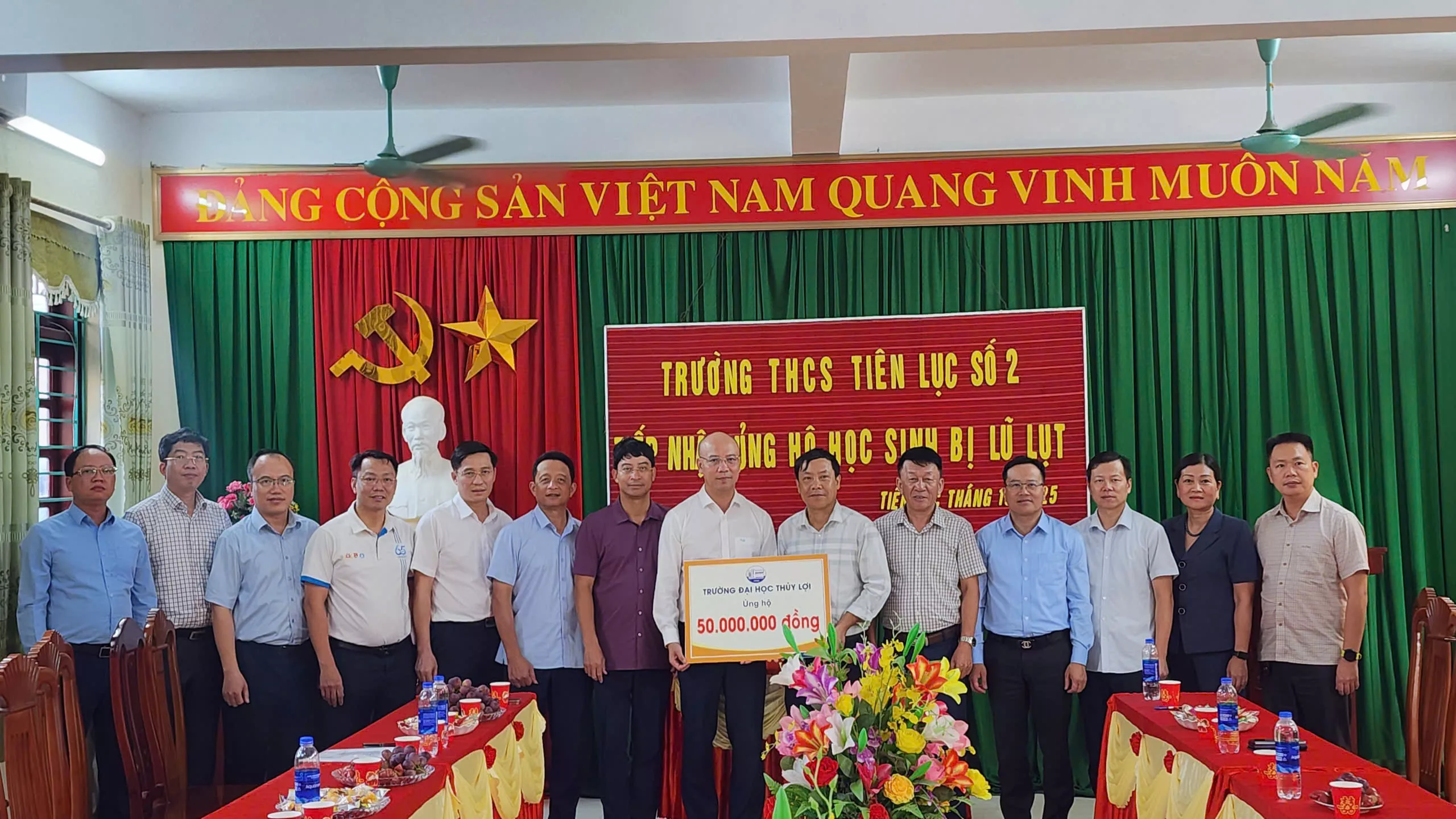 Lãnh đạo Nhà trường thăm hỏi, tặng quà cho Trường THCS Tiên Lục 2, xã Tiên Lục, tỉnh Bắc Ninh