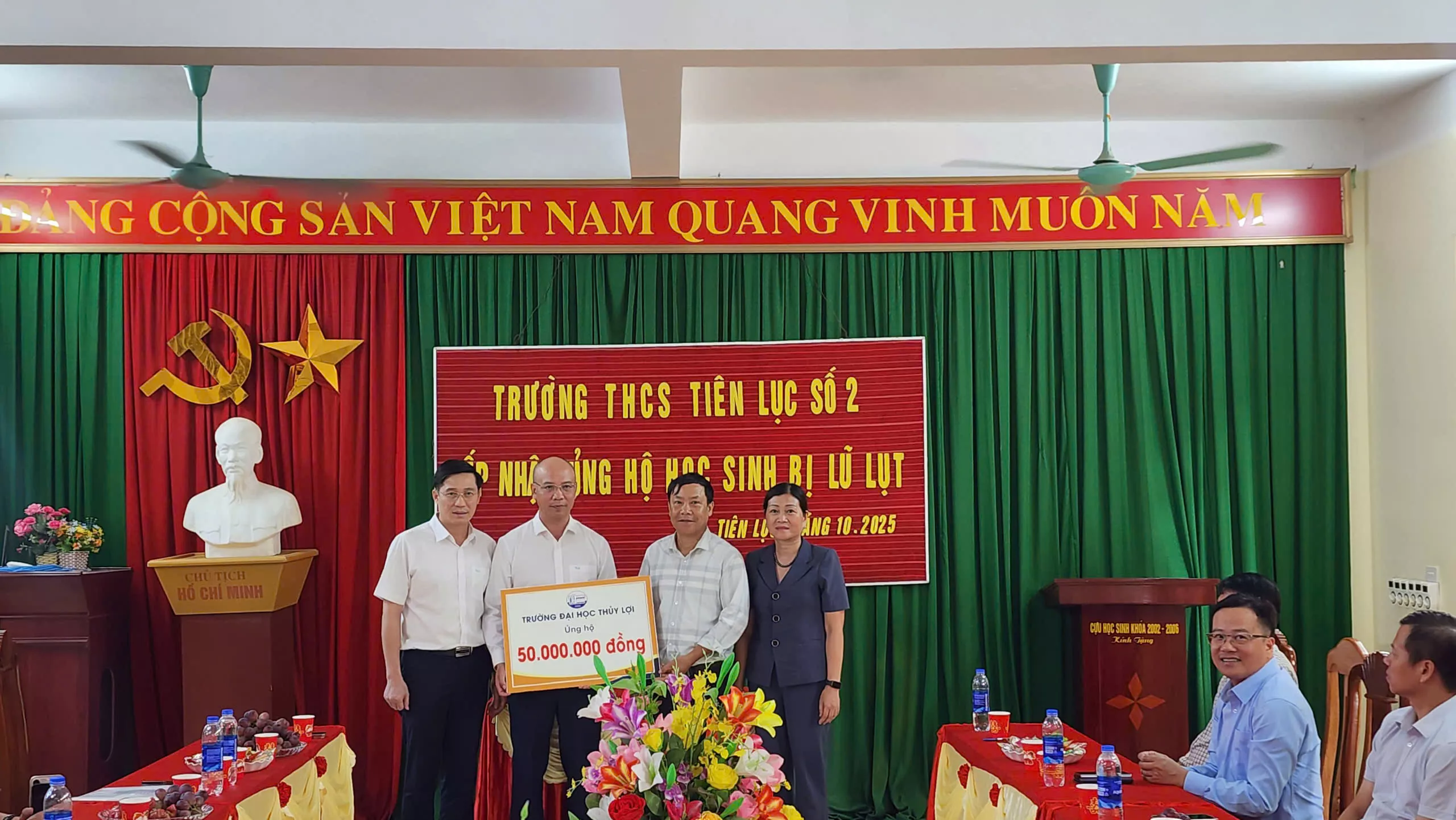 Lãnh đạo Nhà trường thăm hỏi, tặng quà cho Trường THCS Tiên Lục 2, xã Tiên Lục, tỉnh Bắc Ninh