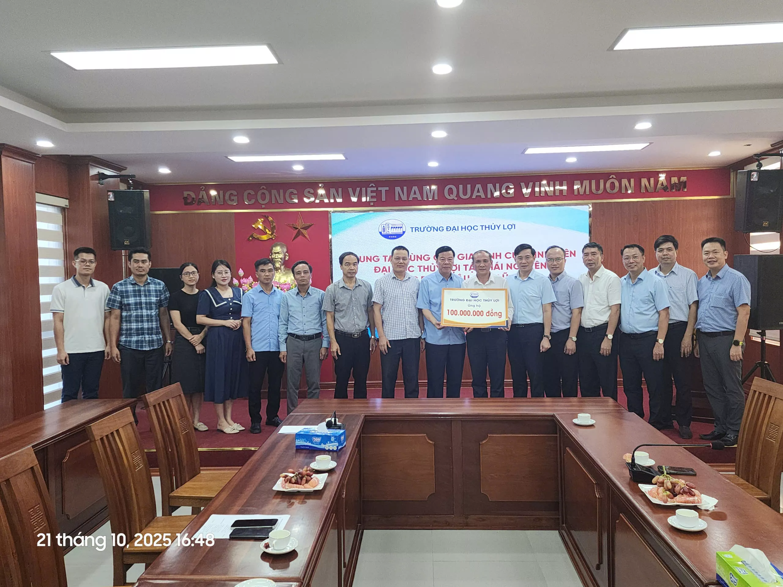 Chung tay cùng các gia đình cựu sinh viên Thủy lợi tại Thái Nguyên khắc phục hậu quả lũ lụt