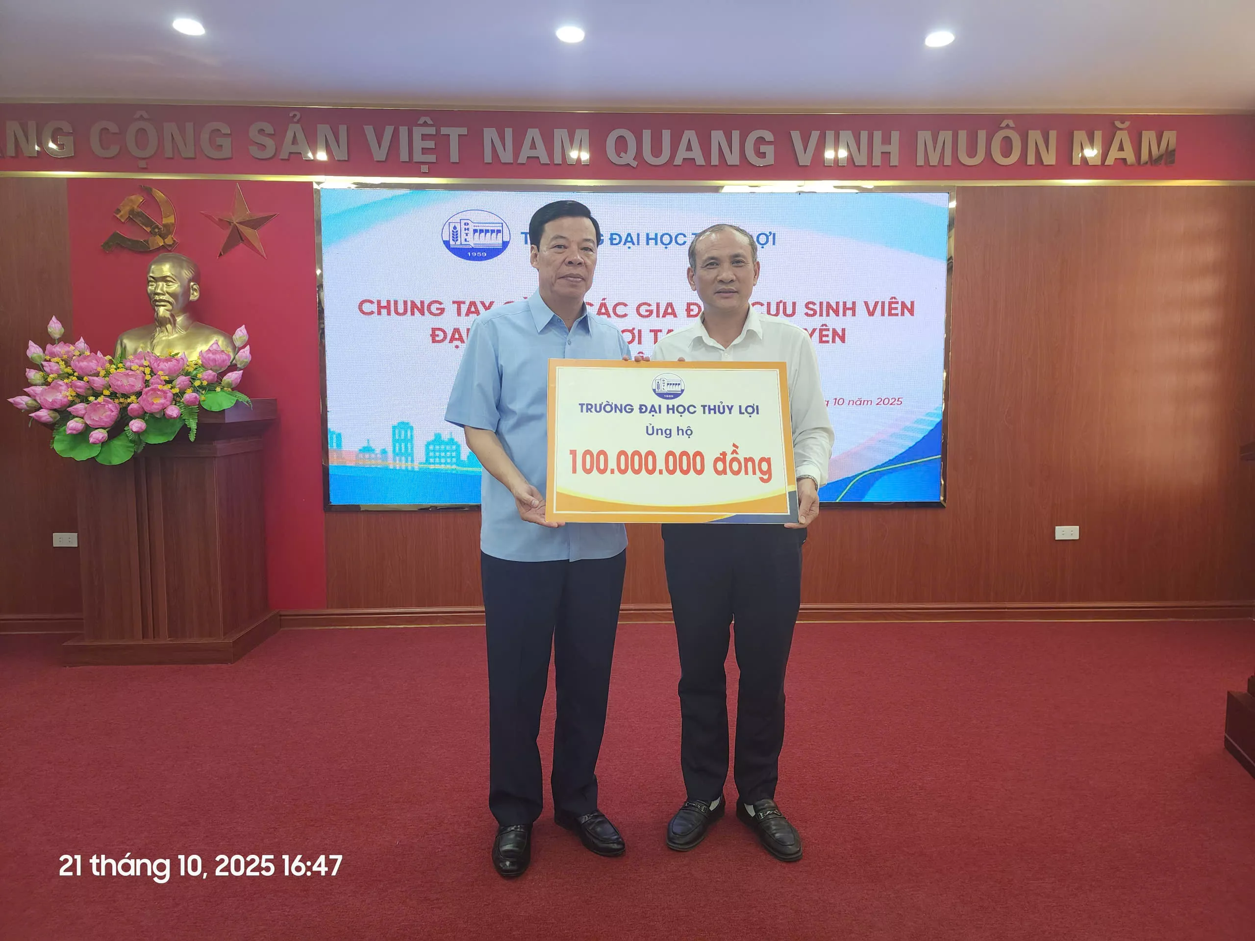 Chung tay cùng các gia đình cựu sinh viên Thủy lợi tại Thái Nguyên khắc phục hậu quả lũ lụt