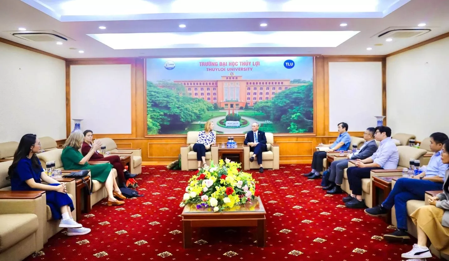 Cuộc gặp gỡ giữa đại diện hai bên góp phần củng cố mối quan hệ hợp tác bền chặt giữa Trường Đại học Thủy lợi và Đại học Công nghệ Delft. Ảnh: Website nhà trường.