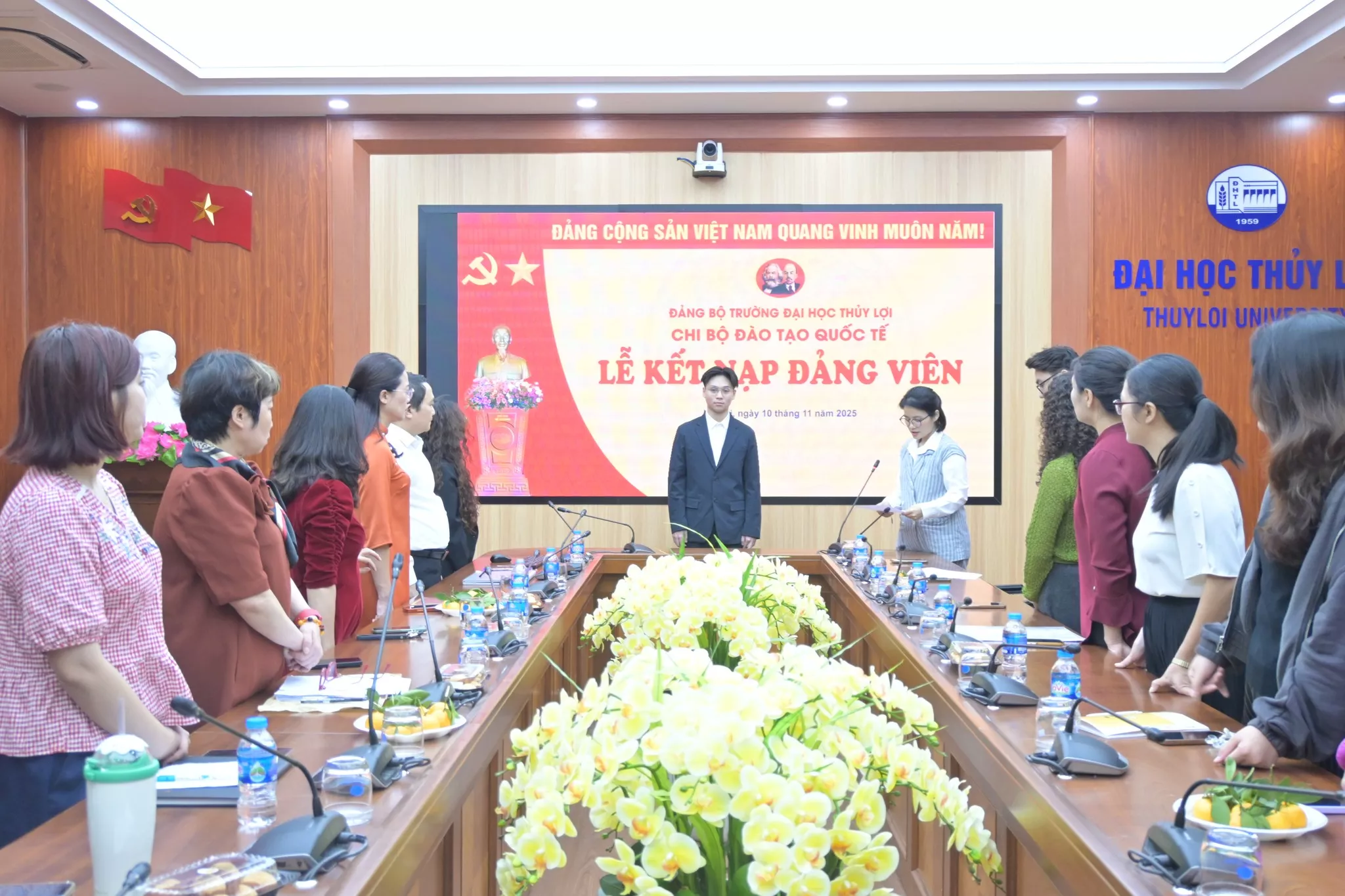 Chi bộ Đào tào Quốc tế tổ chức Lễ kết nạp Đảng cho sinh viên