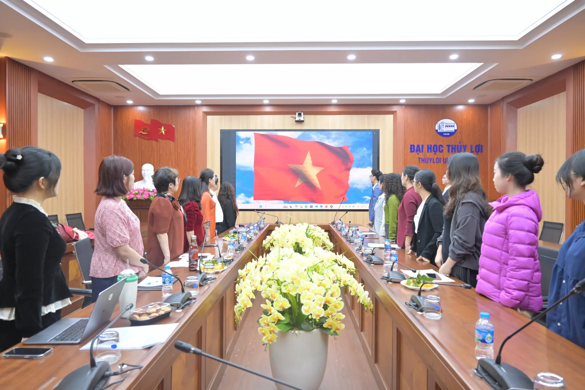 Chi bộ Đào tào Quốc tế tổ chức Lễ kết nạp Đảng cho sinh viên