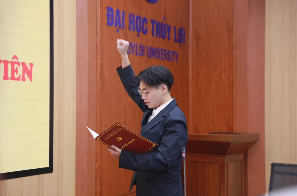 Chi bộ Đào tào Quốc tế tổ chức Lễ kết nạp Đảng cho sinh viên