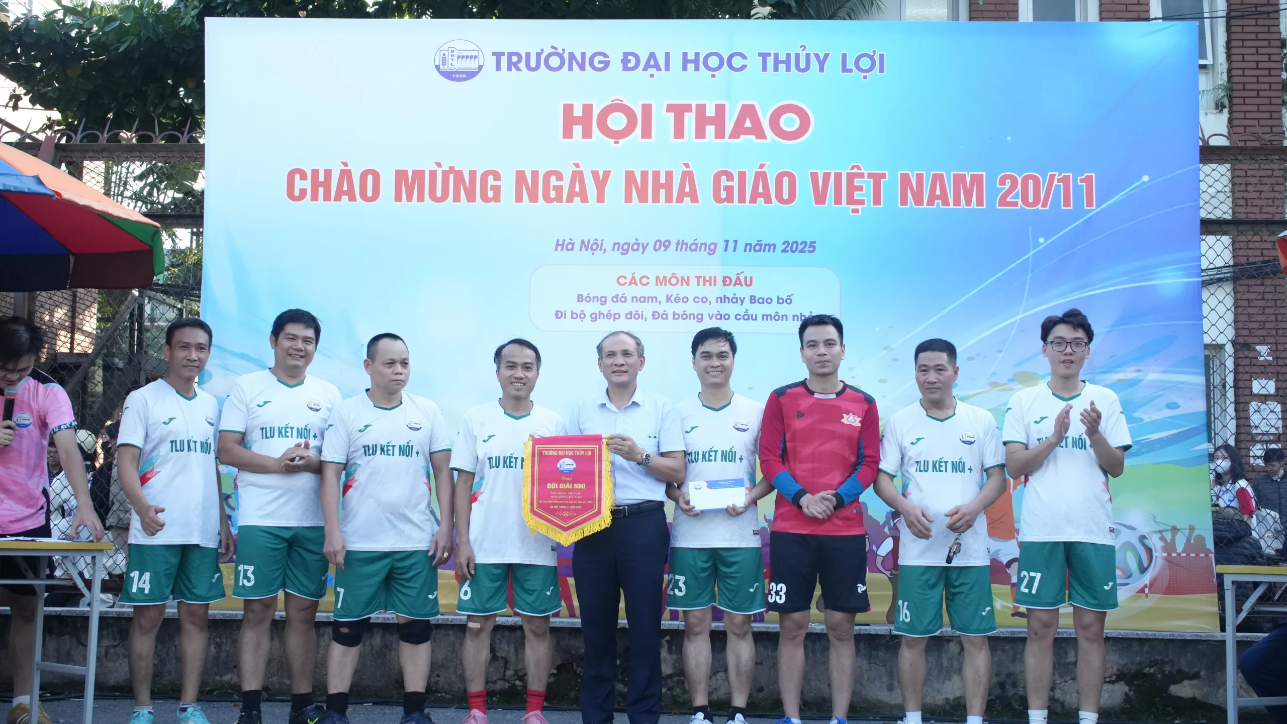 Sôi nổi, kịch tính trận chung kết Giải bóng đá cán bộ giảng viên năm 2025 Trường Đại học Thủy lợi