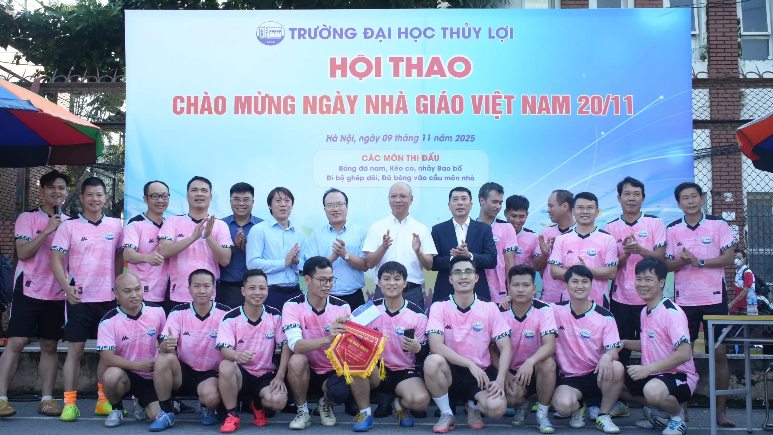 Sôi nổi, kịch tính trận chung kết Giải bóng đá cán bộ giảng viên năm 2025 Trường Đại học Thủy lợi