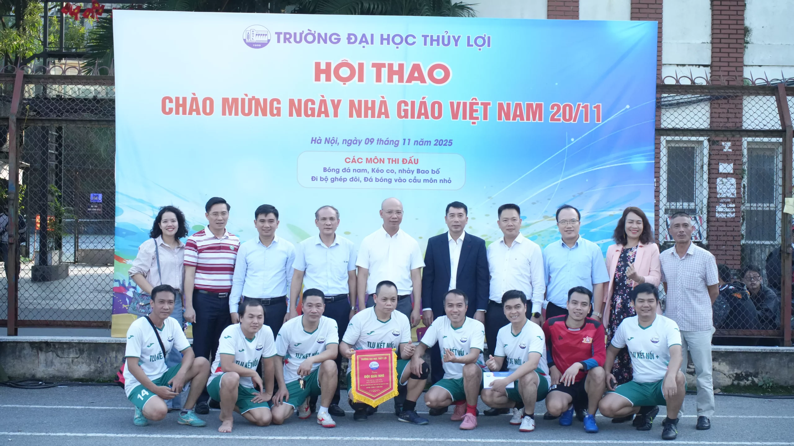 Sôi nổi, kịch tính trận chung kết Giải bóng đá cán bộ giảng viên năm 2025 Trường Đại học Thủy lợi