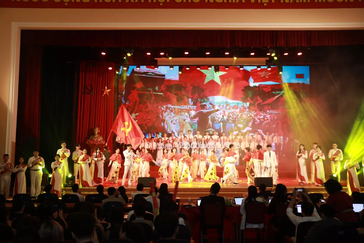 Đêm hội diễn văn nghệ 20/11 “cháy” hết mình, Khoa Công trình giành ngôi vị quán quân toàn đoàn