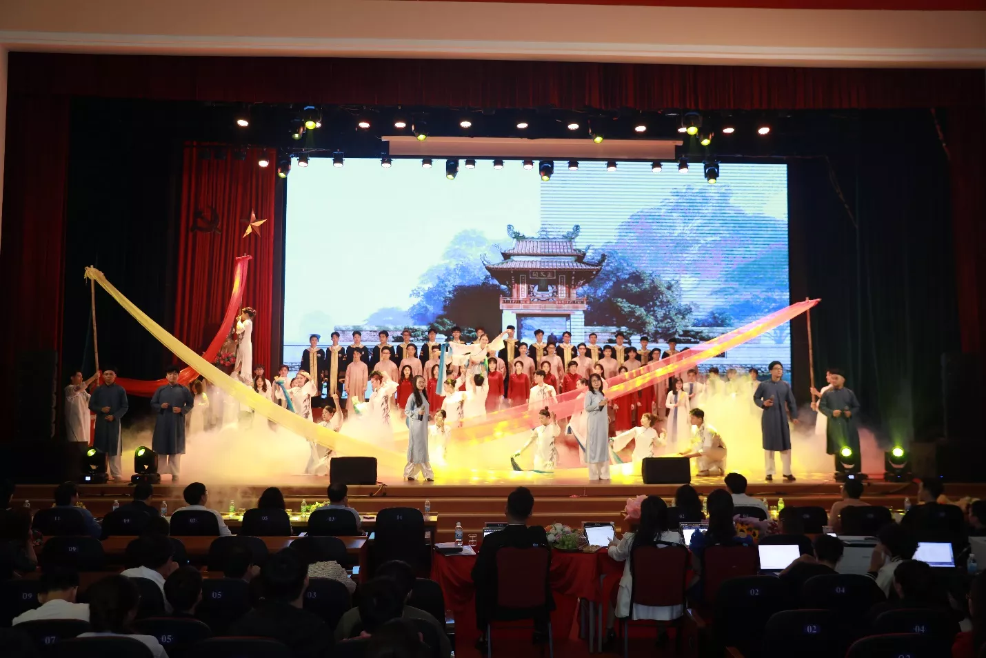 Đêm hội diễn văn nghệ 20/11 “cháy” hết mình, Khoa Công trình giành ngôi vị quán quân toàn đoàn