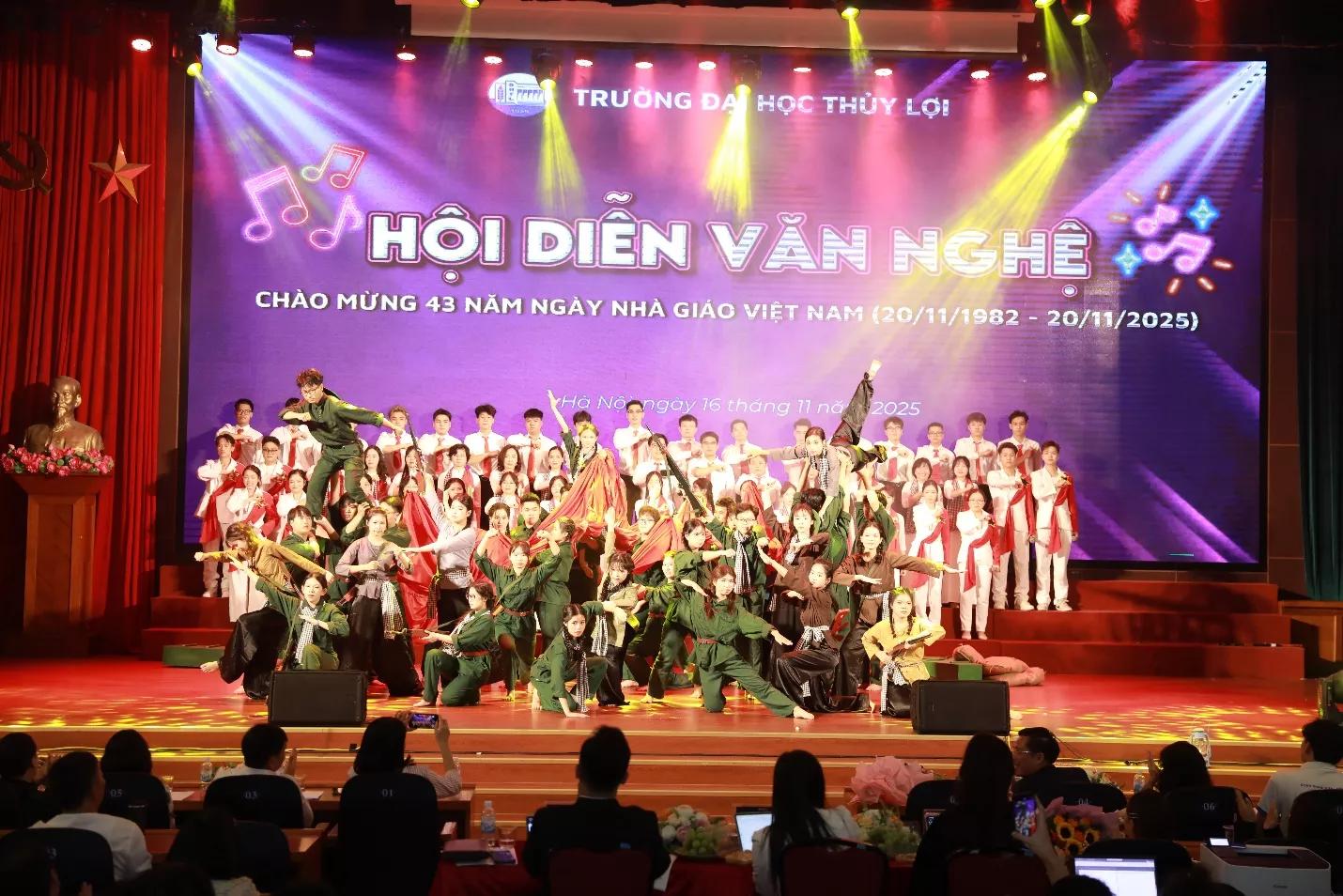 Đêm hội diễn văn nghệ 20/11 “cháy” hết mình, Khoa Công trình giành ngôi vị quán quân toàn đoàn