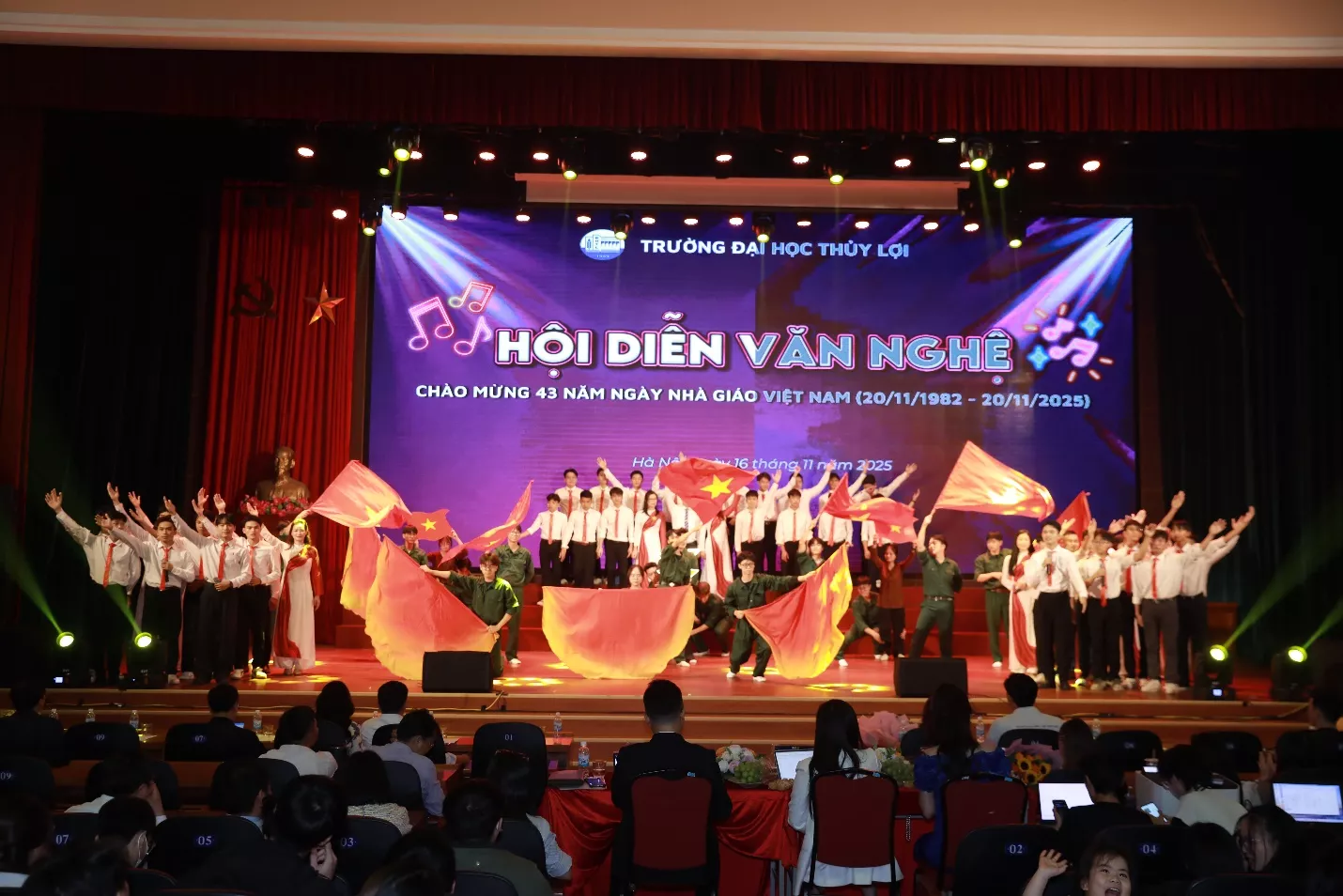 Đêm hội diễn văn nghệ 20/11 “cháy” hết mình, Khoa Công trình giành ngôi vị quán quân toàn đoàn