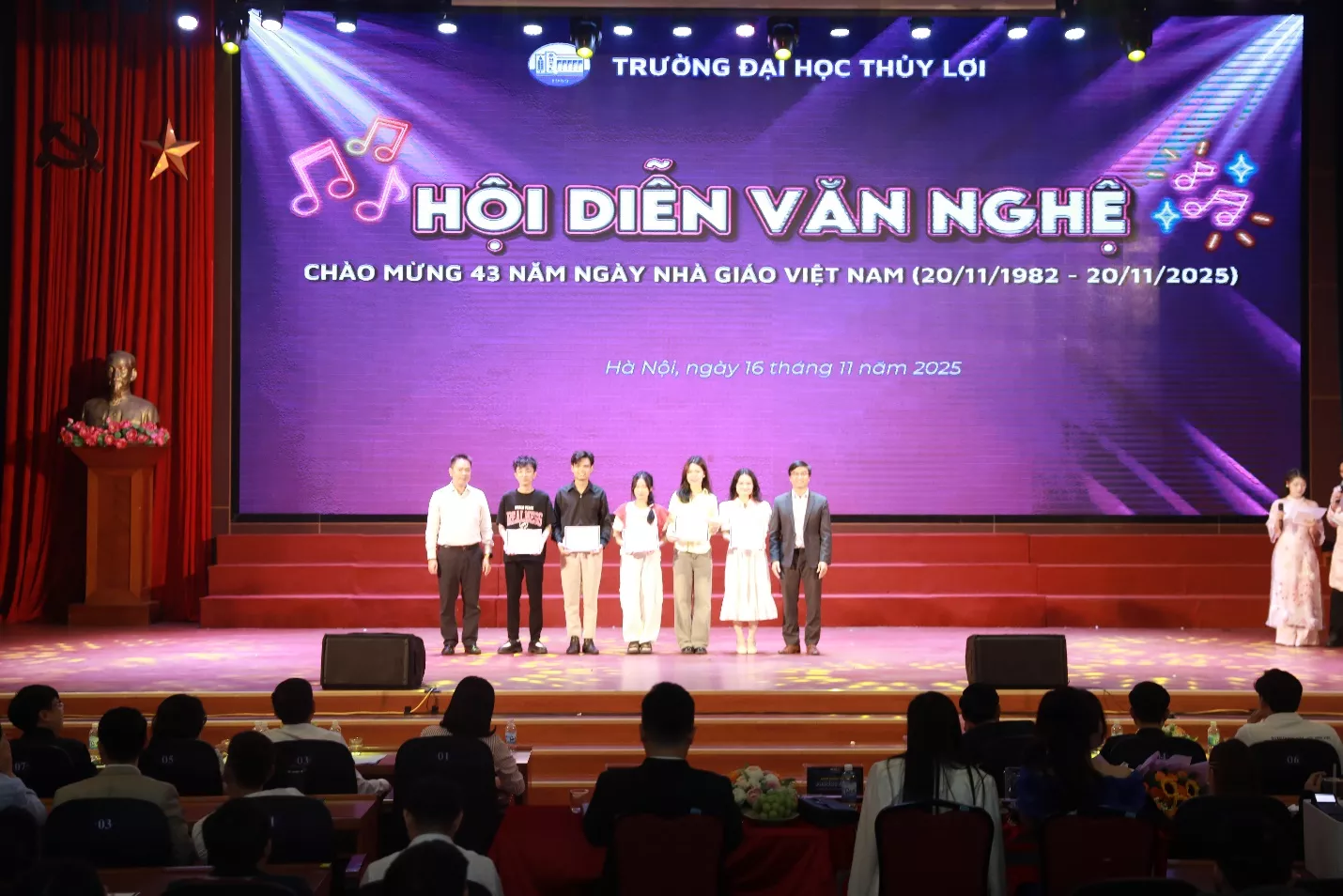 Đêm hội diễn văn nghệ 20/11 “cháy” hết mình, Khoa Công trình giành ngôi vị quán quân toàn đoàn