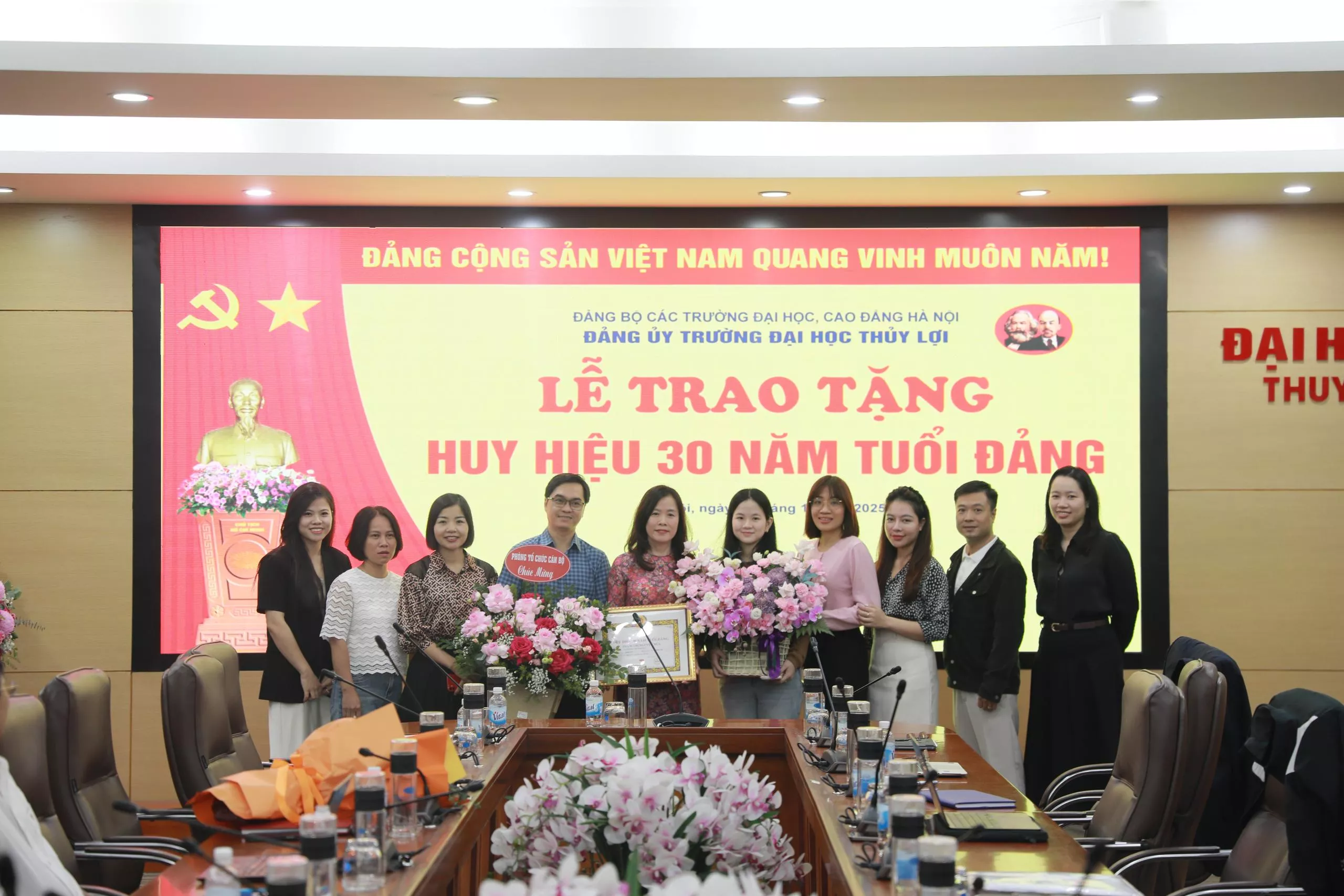 Lễ trao tặng huy hiệu 40 năm và 30 năm tuổi Đảng