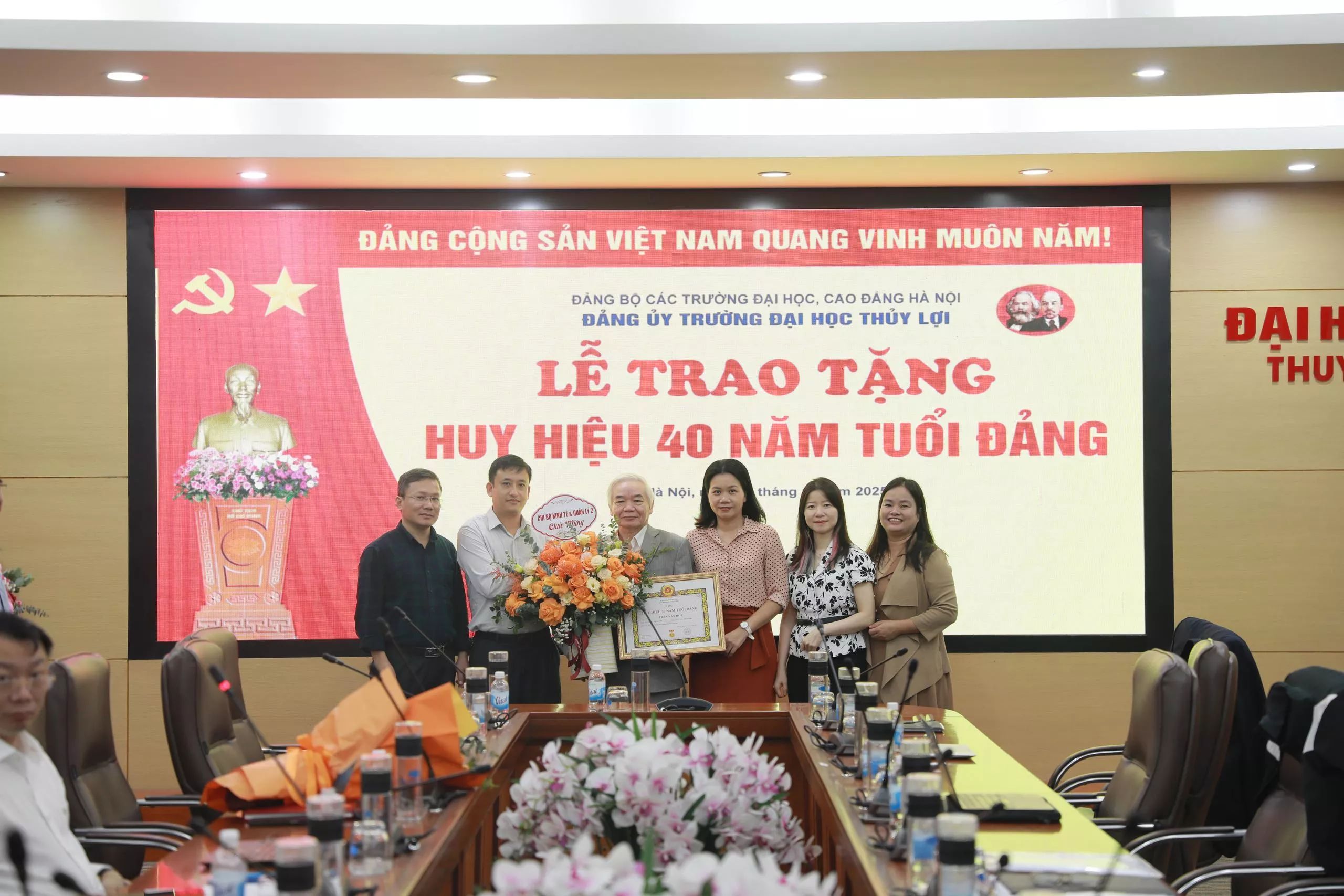 Lễ trao tặng huy hiệu 40 năm và 30 năm tuổi Đảng