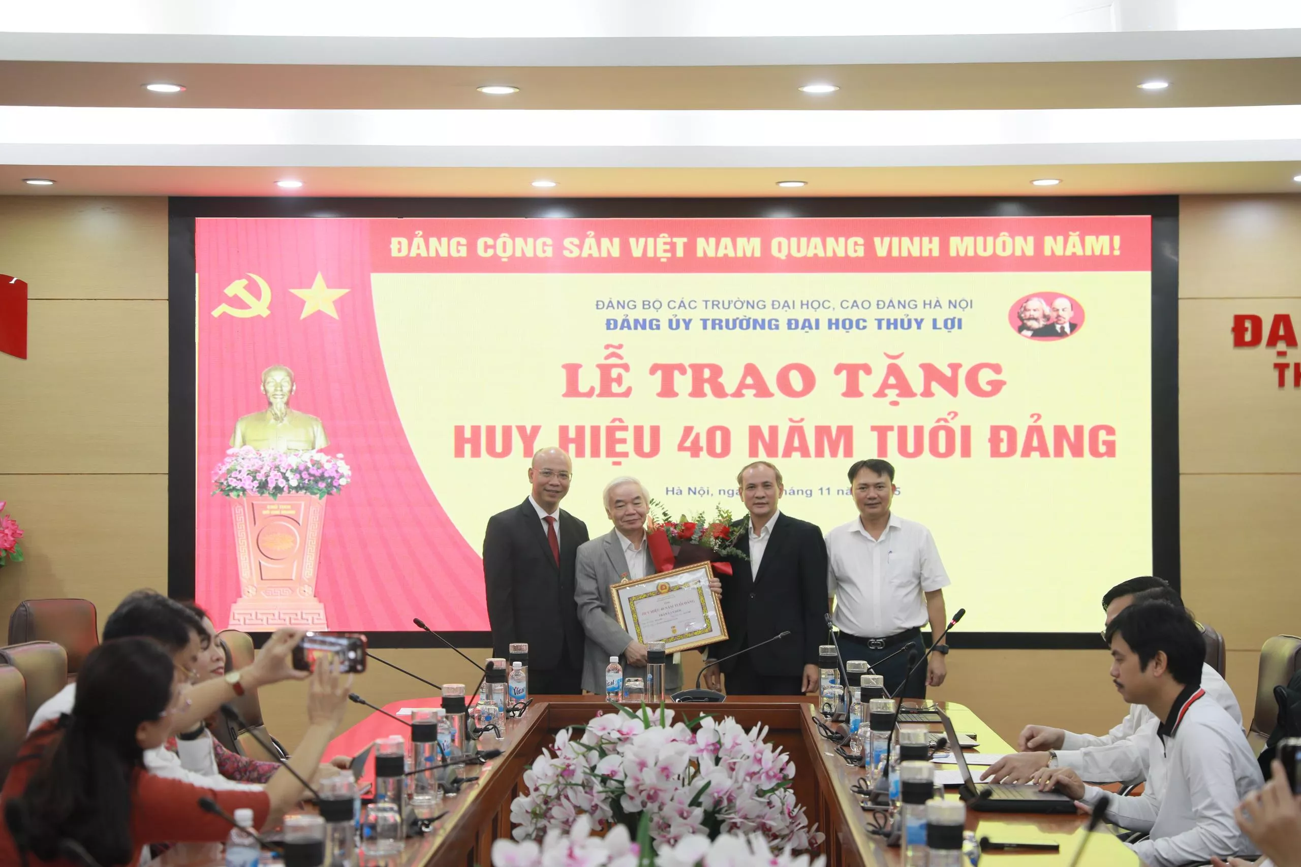 Lễ trao tặng huy hiệu 40 năm và 30 năm tuổi Đảng