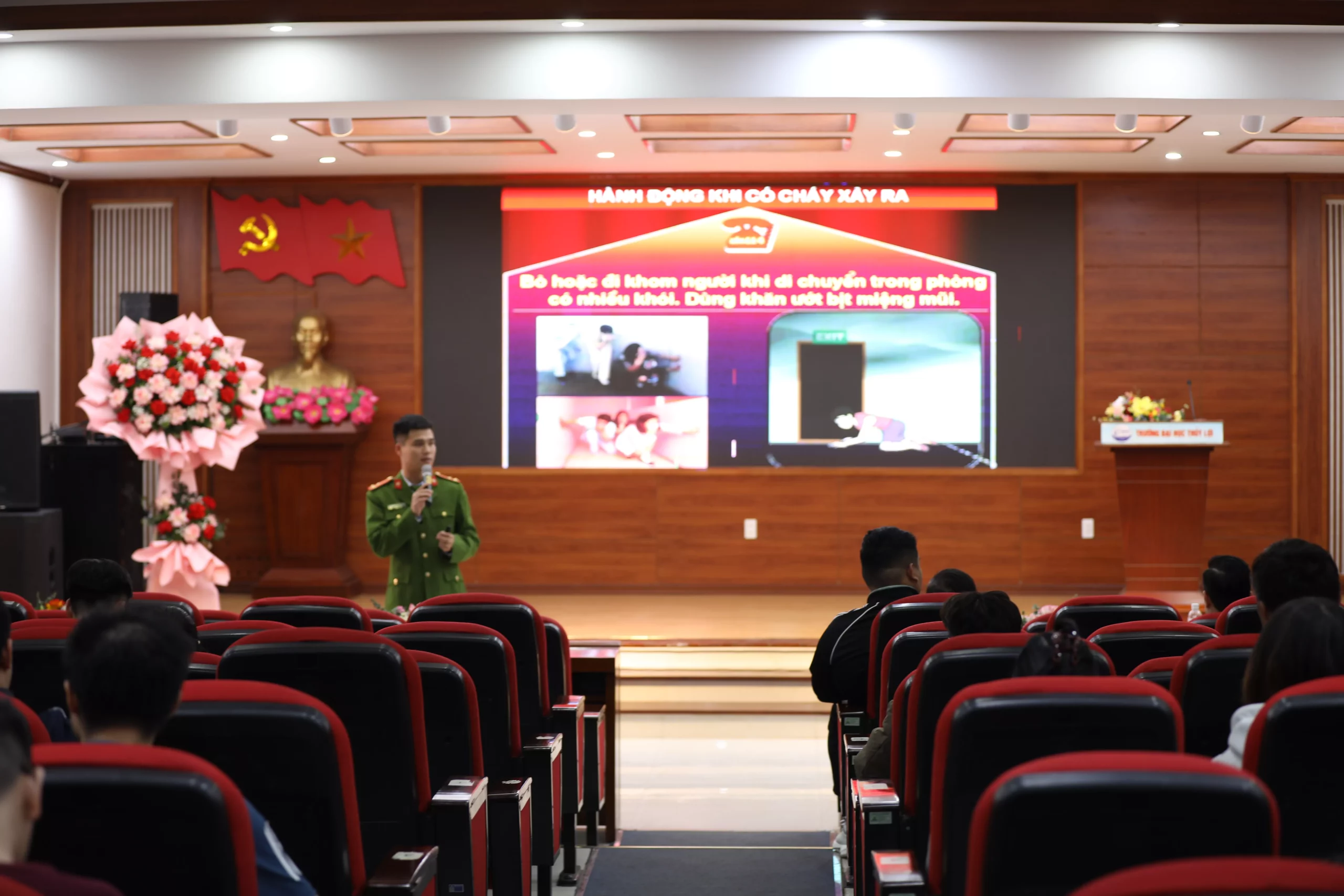 Nâng cao kỹ năng phòng cháy, chữa cháy và cứu nạn, cứu hộ cho thầy trò Trường Đại học Thủy lợi