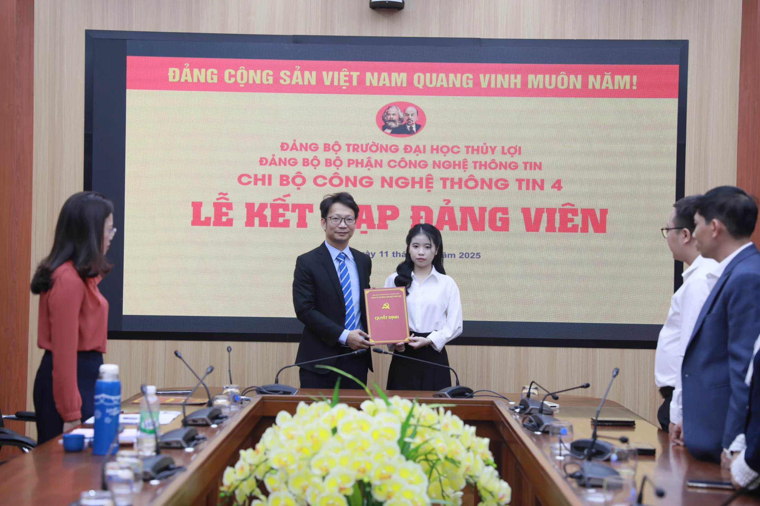 Chi bộ Công nghệ thông tin 4 kết nạp 4 Đảng viên là sinh viên Trường Đại học Thủy lợi