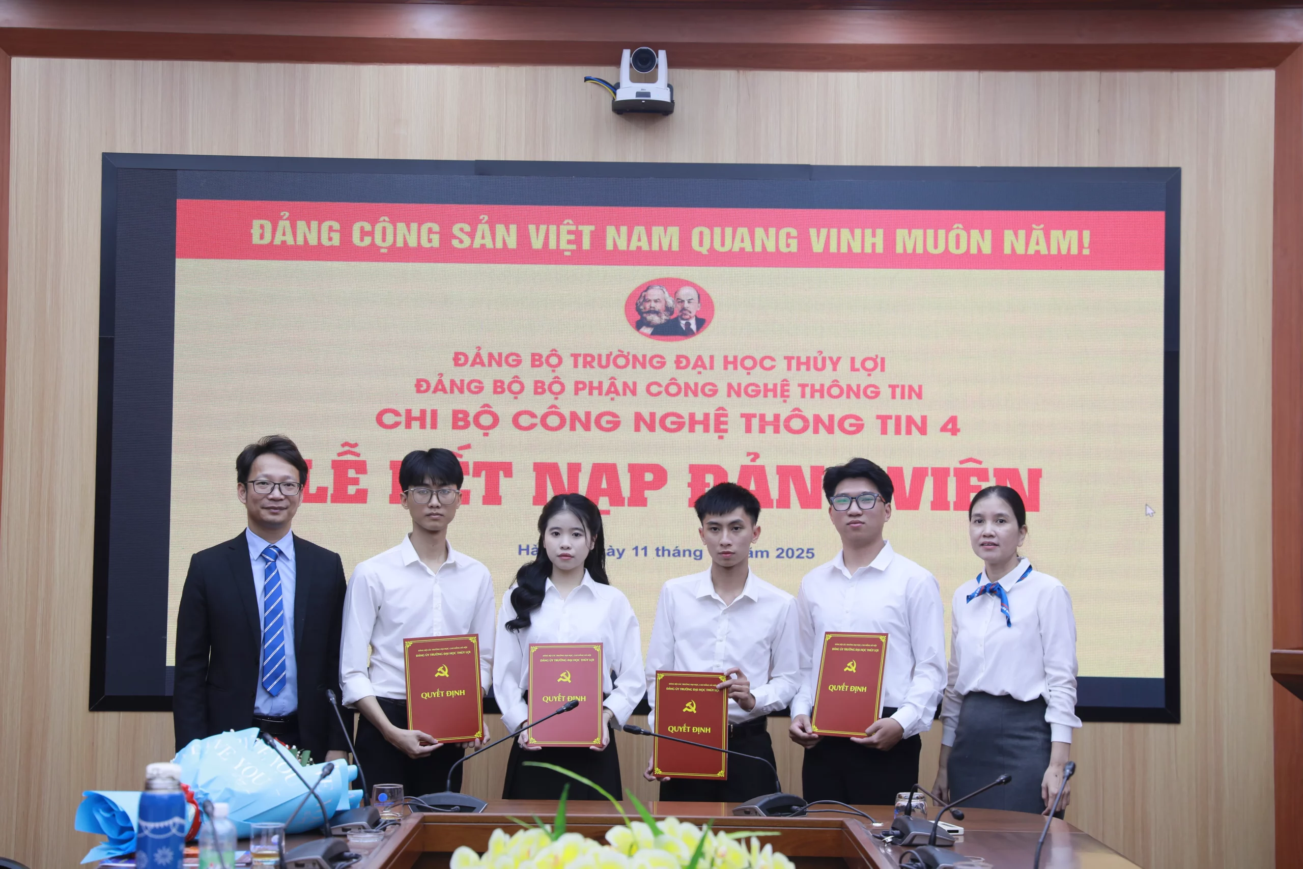 Chi bộ Công nghệ thông tin 4 kết nạp 4 Đảng viên là sinh viên Trường Đại học Thủy lợi