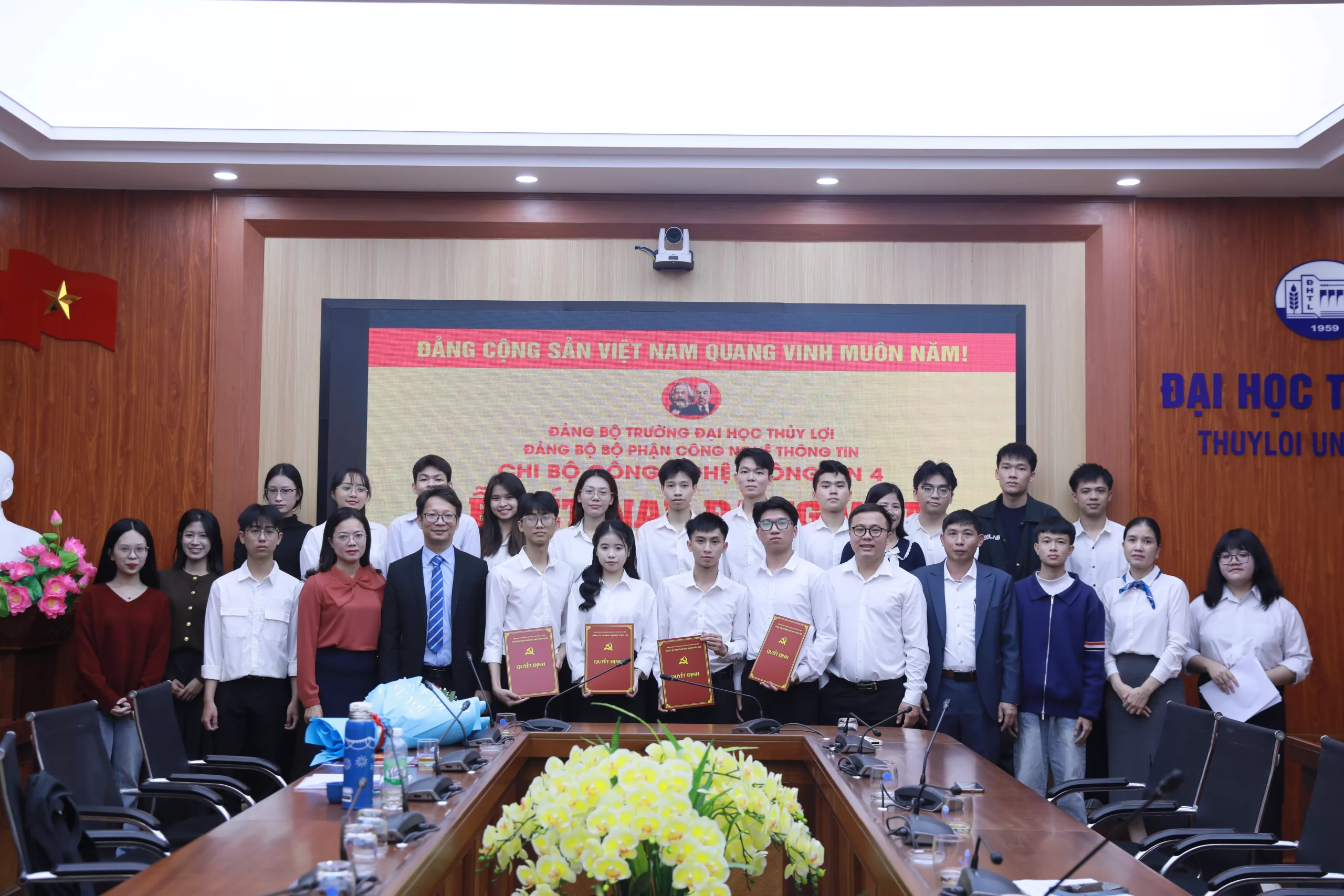 Chi bộ Công nghệ thông tin 4 kết nạp 4 Đảng viên là sinh viên Trường Đại học Thủy lợi