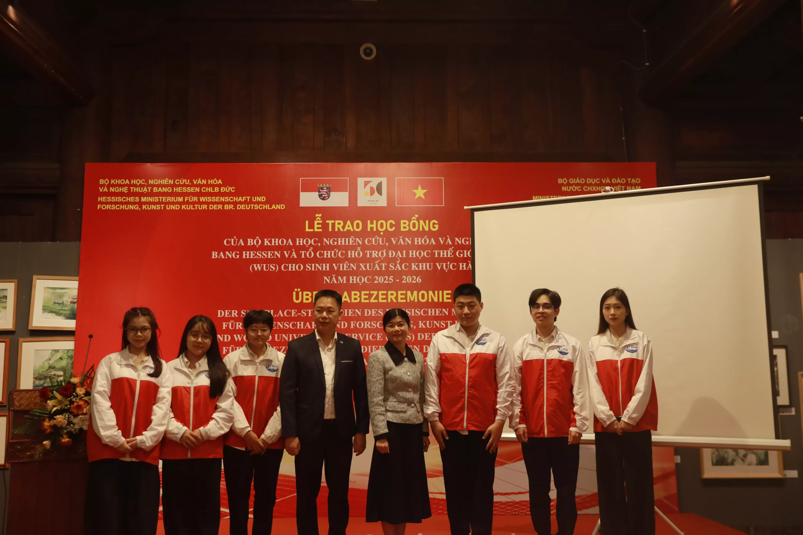 Sinh viên Đại học Thủy lợi nhận học bổng Hessen tại Văn Miếu – Quốc Tử Giám