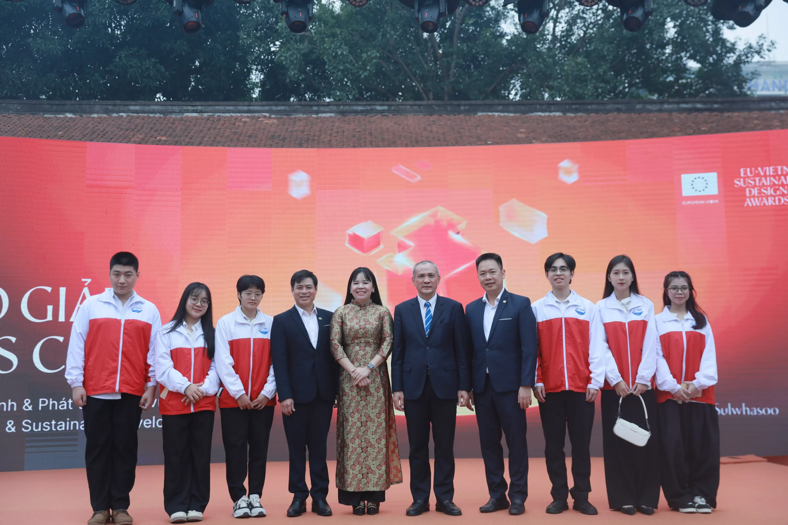 Sinh viên Đại học Thủy lợi nhận học bổng Hessen tại Văn Miếu – Quốc Tử Giám