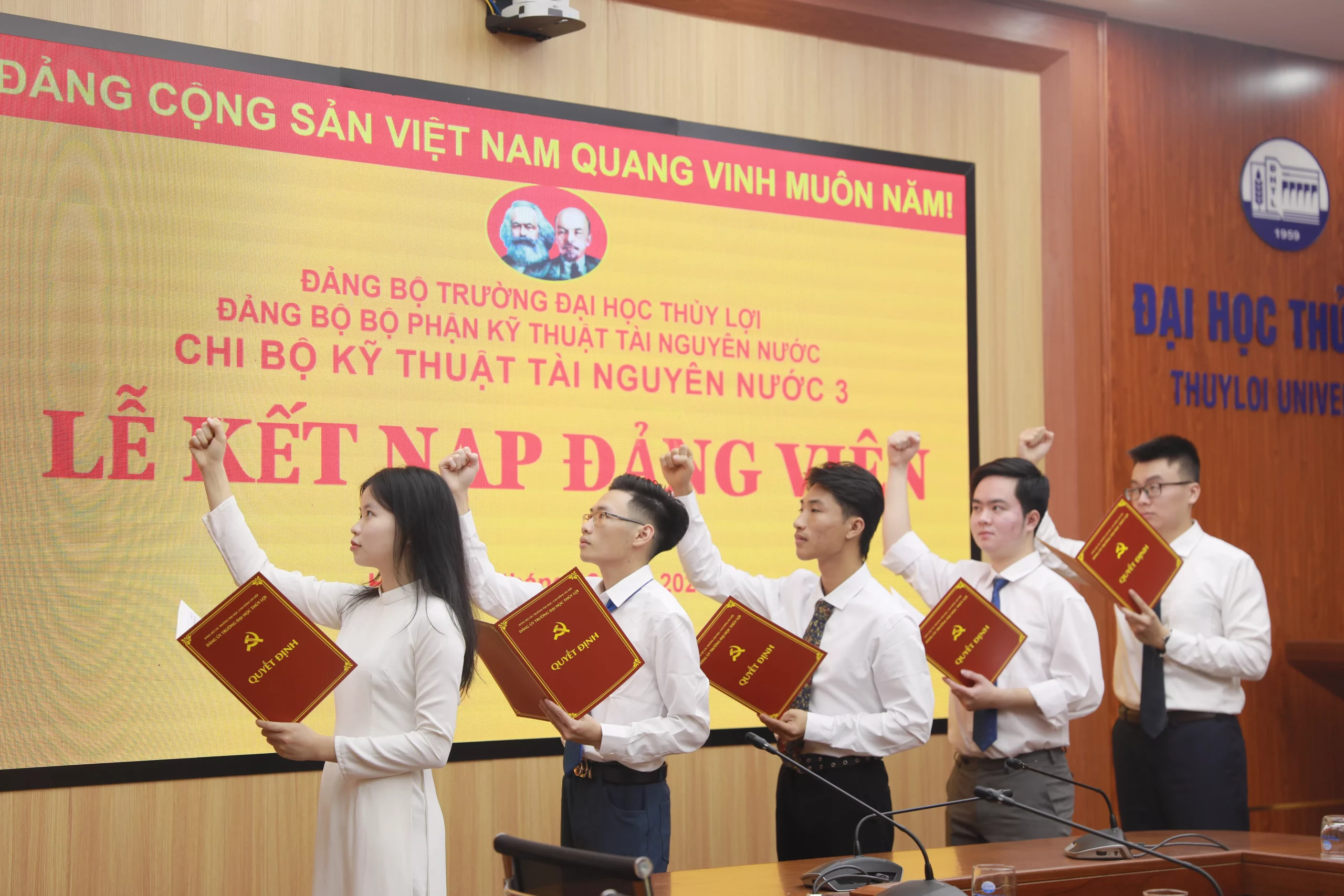 Chi bộ Kỹ thuật Tài nguyên nước 3 (Đại học Thủy lợi): Kết nạp 5 sinh viên ưu tú vào Đảng Cộng sản Việt Nam
