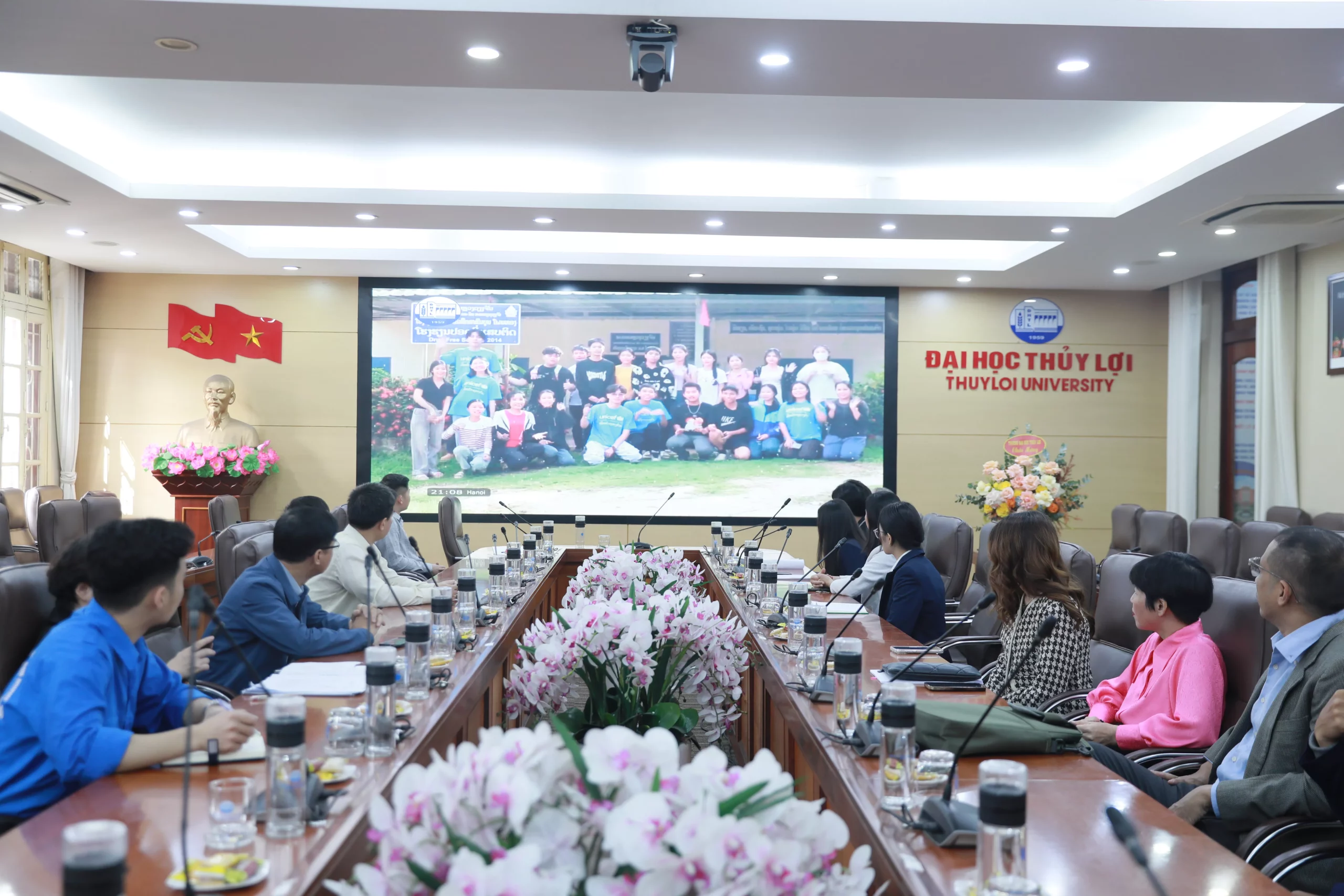 Trường Đại học Thủy lợi gặp mặt lưu học sinh Lào nhân kỷ niệm 50 năm Quốc khánh CHDCND Lào