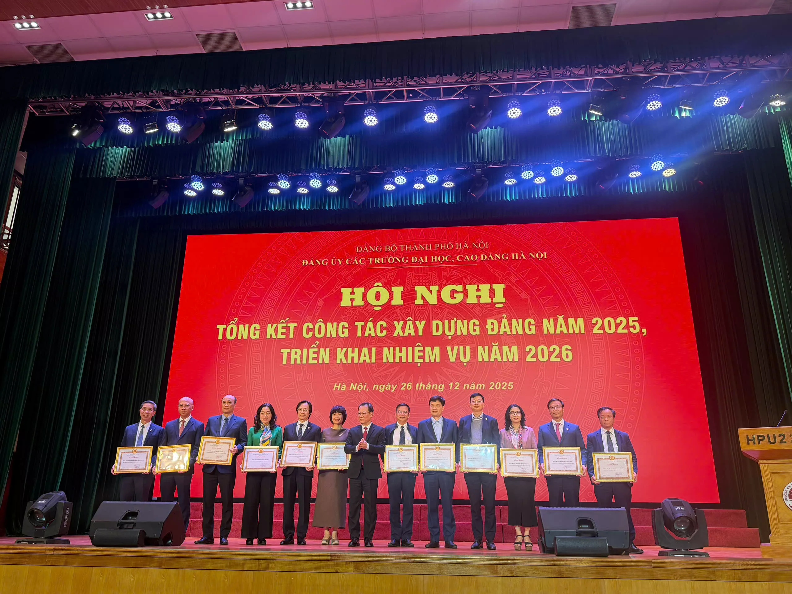 Đảng bộ Trường Đại học Thủy lợi đón nhận Bằng khen của Ban Thường vụ Thành ủy Hà Nội tại Hội nghị tổng kết công tác Đảng năm 2025