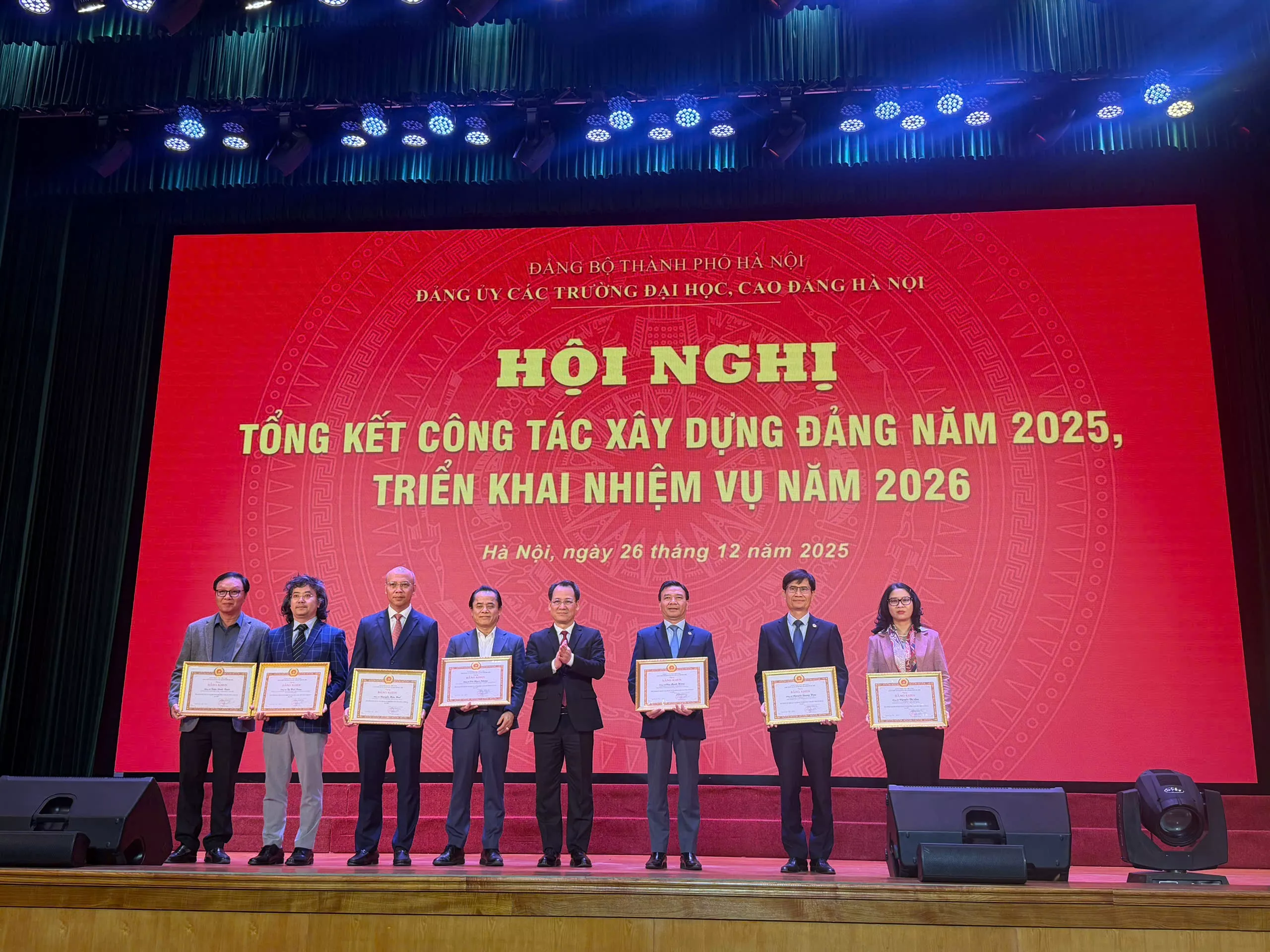 Đảng bộ Trường Đại học Thủy lợi đón nhận Bằng khen của Ban Thường vụ Thành ủy Hà Nội tại Hội nghị tổng kết công tác Đảng năm 2025