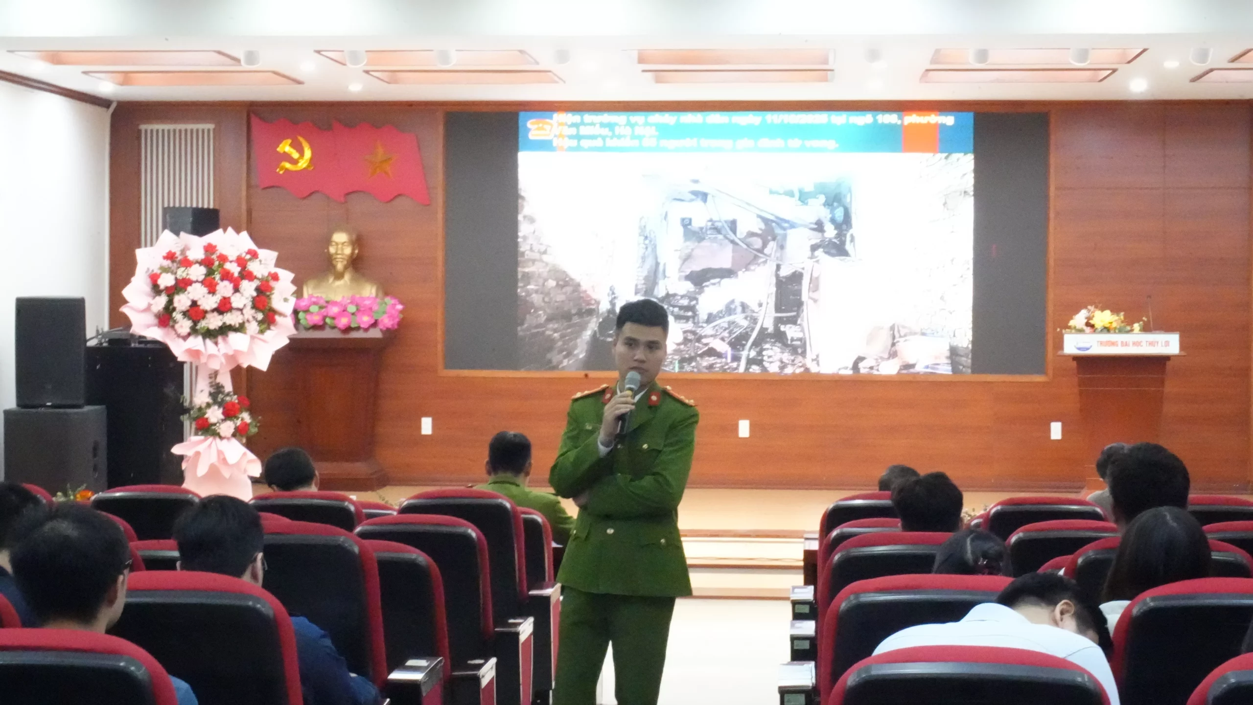 Nâng cao kỹ năng phòng cháy, chữa cháy và cứu nạn, cứu hộ cho thầy trò Trường Đại học Thủy lợi