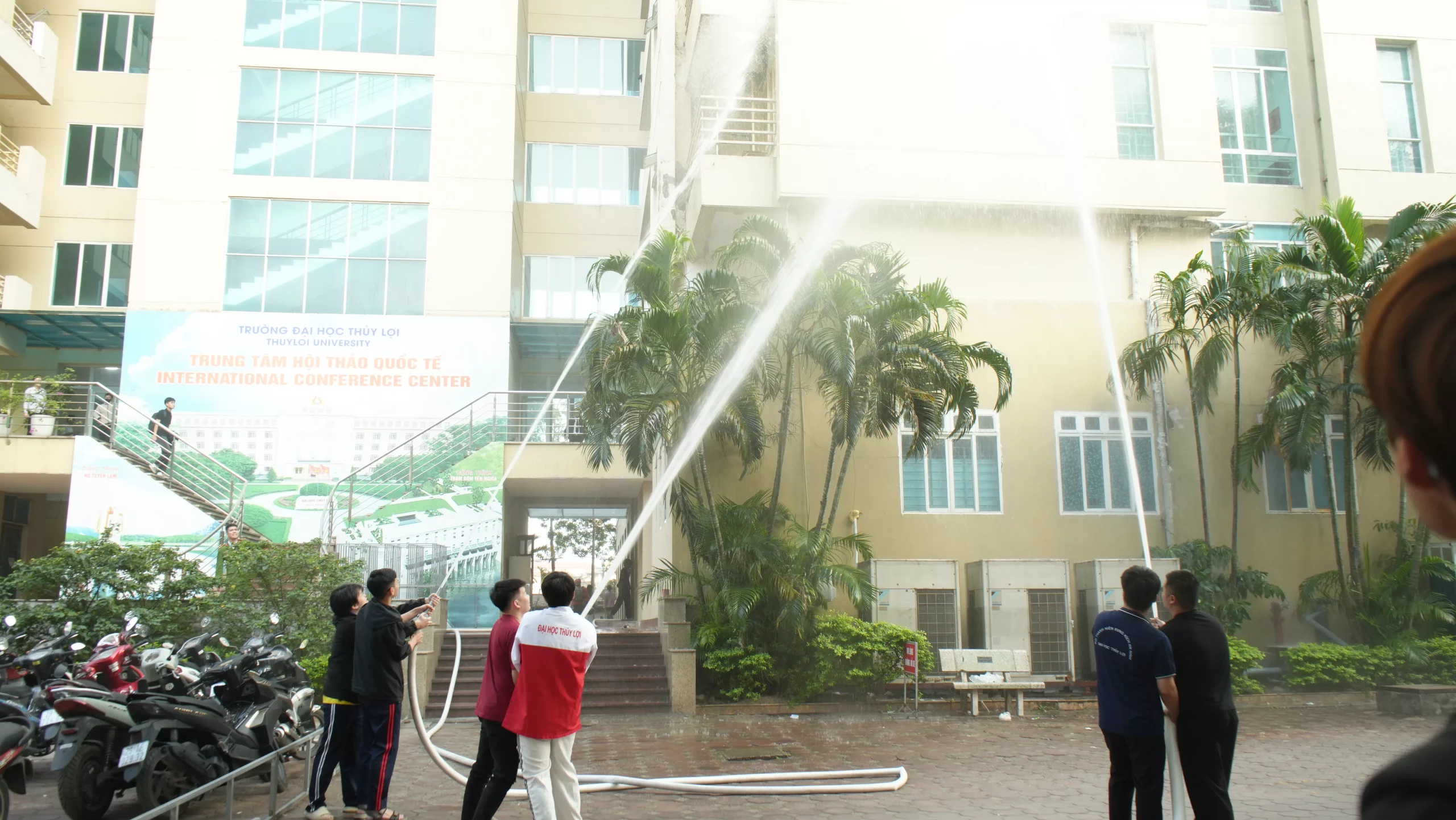 Nâng cao kỹ năng phòng cháy, chữa cháy và cứu nạn, cứu hộ cho thầy trò Trường Đại học Thủy lợi