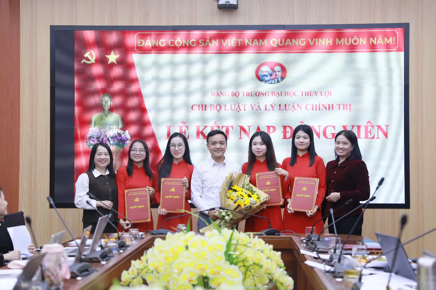 Chi bộ Luật và Lý luận chính trị kết nạp Đảng viên mới, nâng cao chất lượng công tác xây dựng Đảng trong sinh viên