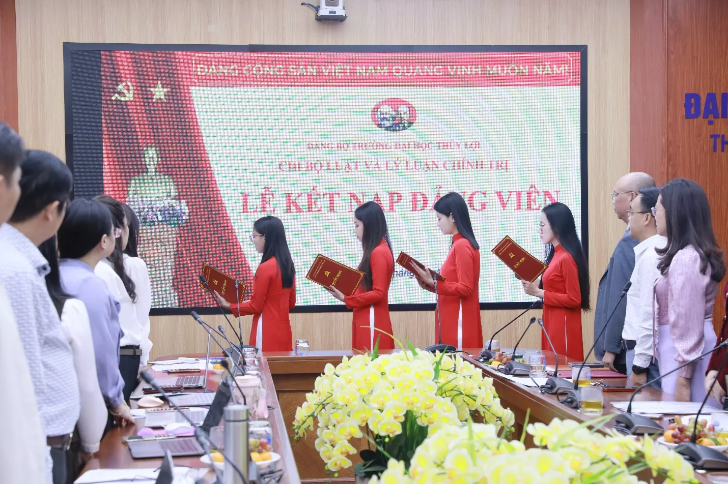 Chi bộ Luật và Lý luận chính trị kết nạp Đảng viên mới, nâng cao chất lượng công tác xây dựng Đảng trong sinh viên