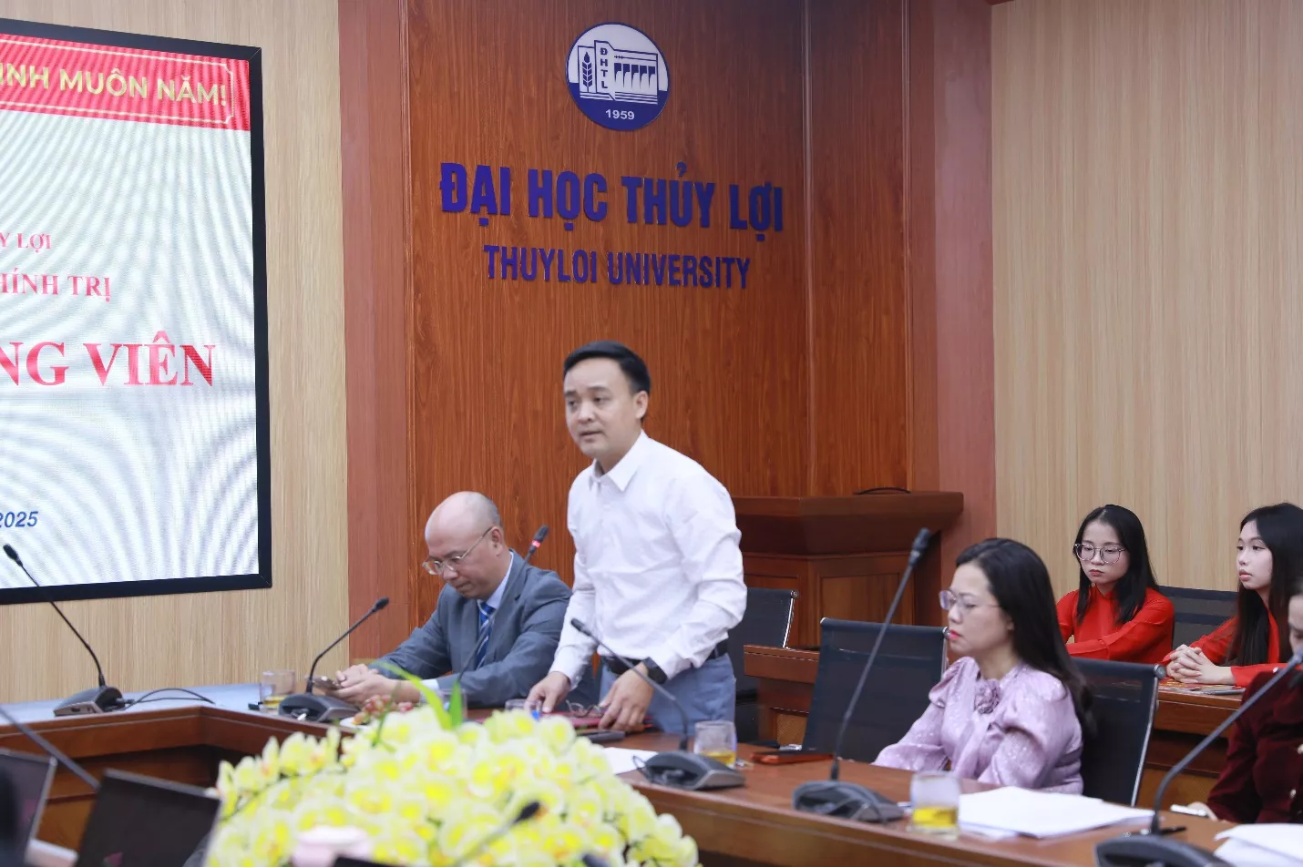 Chi bộ Luật và Lý luận chính trị kết nạp Đảng viên mới, nâng cao chất lượng công tác xây dựng Đảng trong sinh viên