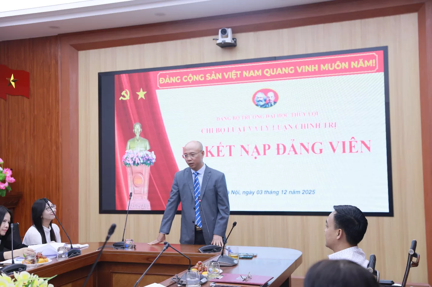 Chi bộ Luật và Lý luận chính trị kết nạp Đảng viên mới, nâng cao chất lượng công tác xây dựng Đảng trong sinh viên